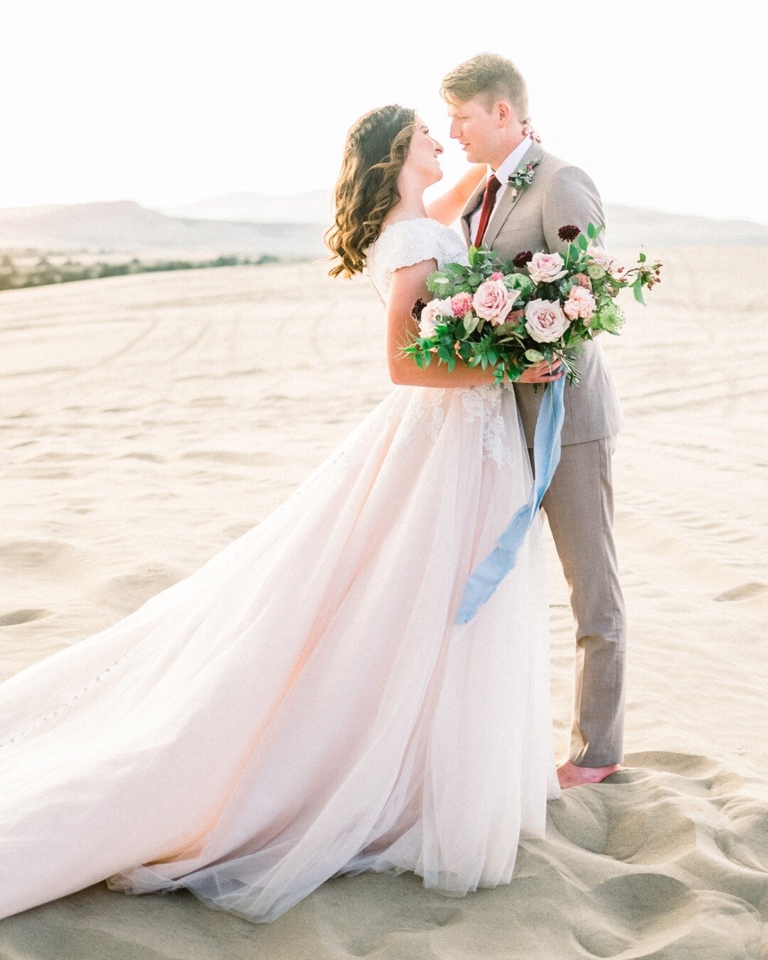 florals &amp; sand⠀⠀⠀⠀⠀⠀⠀⠀⠀
...⠀⠀⠀⠀⠀⠀⠀⠀⠀
...⠀⠀⠀⠀⠀⠀⠀⠀⠀
bride @ashlynn.lane.hafen⠀⠀⠀⠀⠀⠀⠀⠀⠀
floral design @plushfloral⠀⠀⠀⠀⠀⠀⠀⠀⠀
photo @mckenzieryanfilmandphoto⠀⠀⠀⠀⠀⠀⠀⠀⠀
...⠀⠀⠀⠀⠀⠀⠀⠀⠀
...⠀⠀⠀⠀⠀⠀⠀⠀⠀
 #couplegoals #weddingday #weddinfphotography #idahofloris