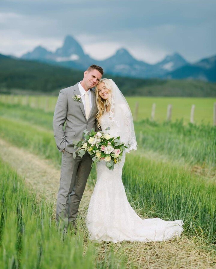 Those dreamy Tetons, love to see them in the background in photos. They are so pretty, and so is this sweet couple! ⠀⠀⠀⠀⠀⠀⠀⠀⠀
@kallee_32⠀⠀⠀⠀⠀⠀⠀⠀⠀
@alyonaobornphotography⠀⠀⠀⠀⠀⠀⠀⠀⠀
@plushfloral