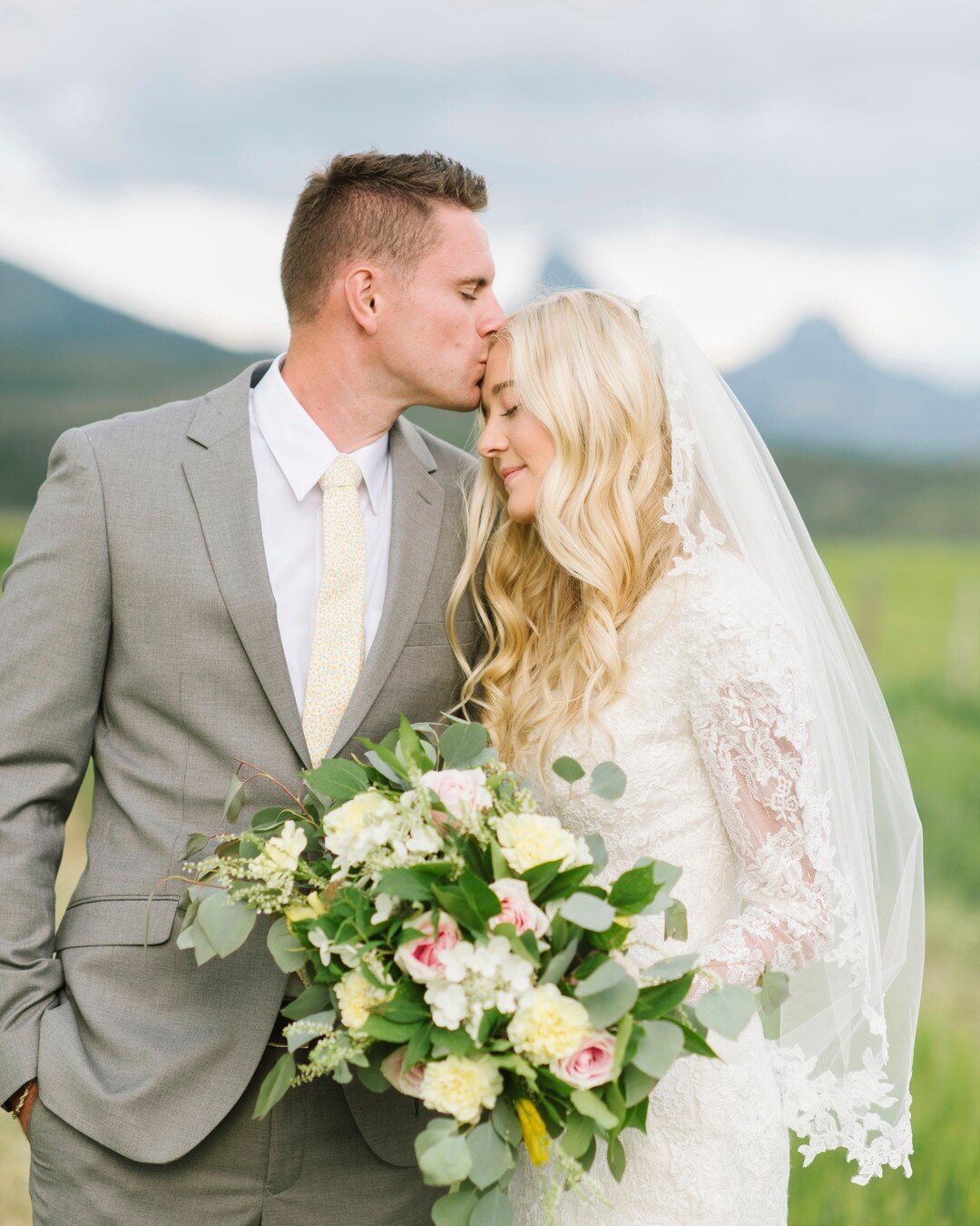 Those dreamy Tetons. They are so pretty, and so is this sweet couple! ⠀⠀⠀⠀⠀⠀⠀⠀⠀
Bride @kallee_32⠀⠀⠀⠀⠀⠀⠀⠀⠀
Photo @alyonaobornphotography⠀⠀⠀⠀⠀⠀⠀⠀⠀
Floral designer @plushfloral