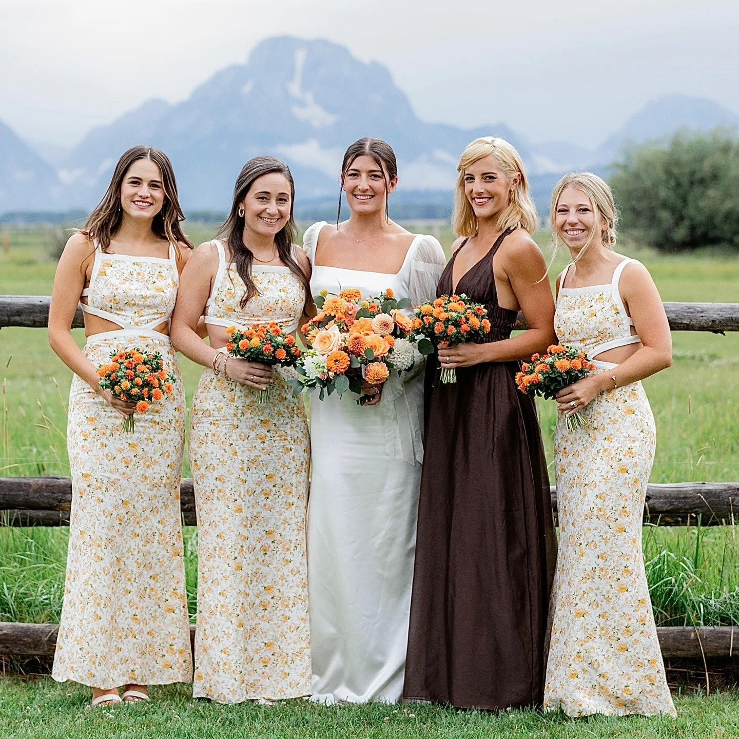 G + T details I absolutely love textured bouquets to match floral patterned dresses. 
Event planner @wildrosejh 
Photography by @jamye_chrisman 
florals @plushfloral 
Venue @diamondcrossranchweddings

#floraldesigner #jacksonholeflorist #jacksonholew