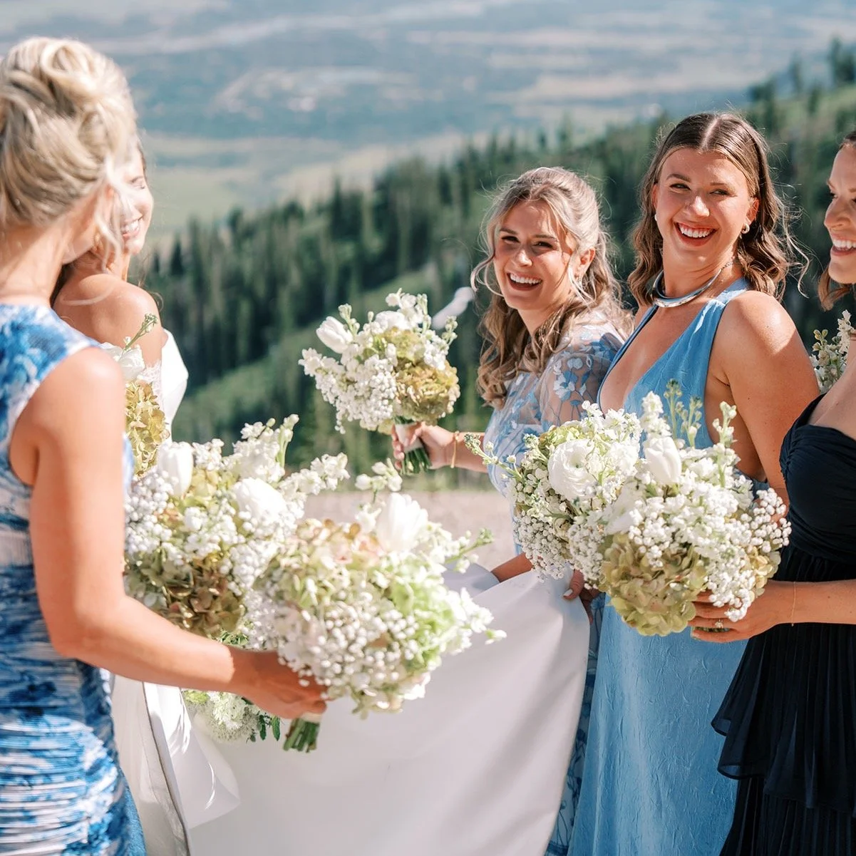 Bouquet details captured by the incredible @eddyalmaguerphotography 

Floral designer @plushfloral