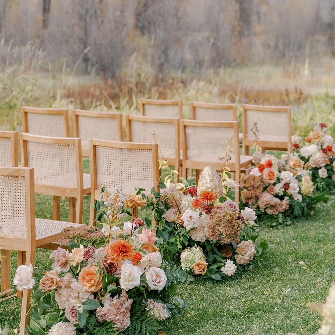 Fall tones but make this aisle super lush + textured 🍃

Featured in: @rockymtnbride
Planner: @lathamstevensevents
Photographer: @marykatesteele
Floral: @plushfloral
Venue: @antelopetrails
Rentals: @atwood.design
Creative Direction: @thebridaltheory
