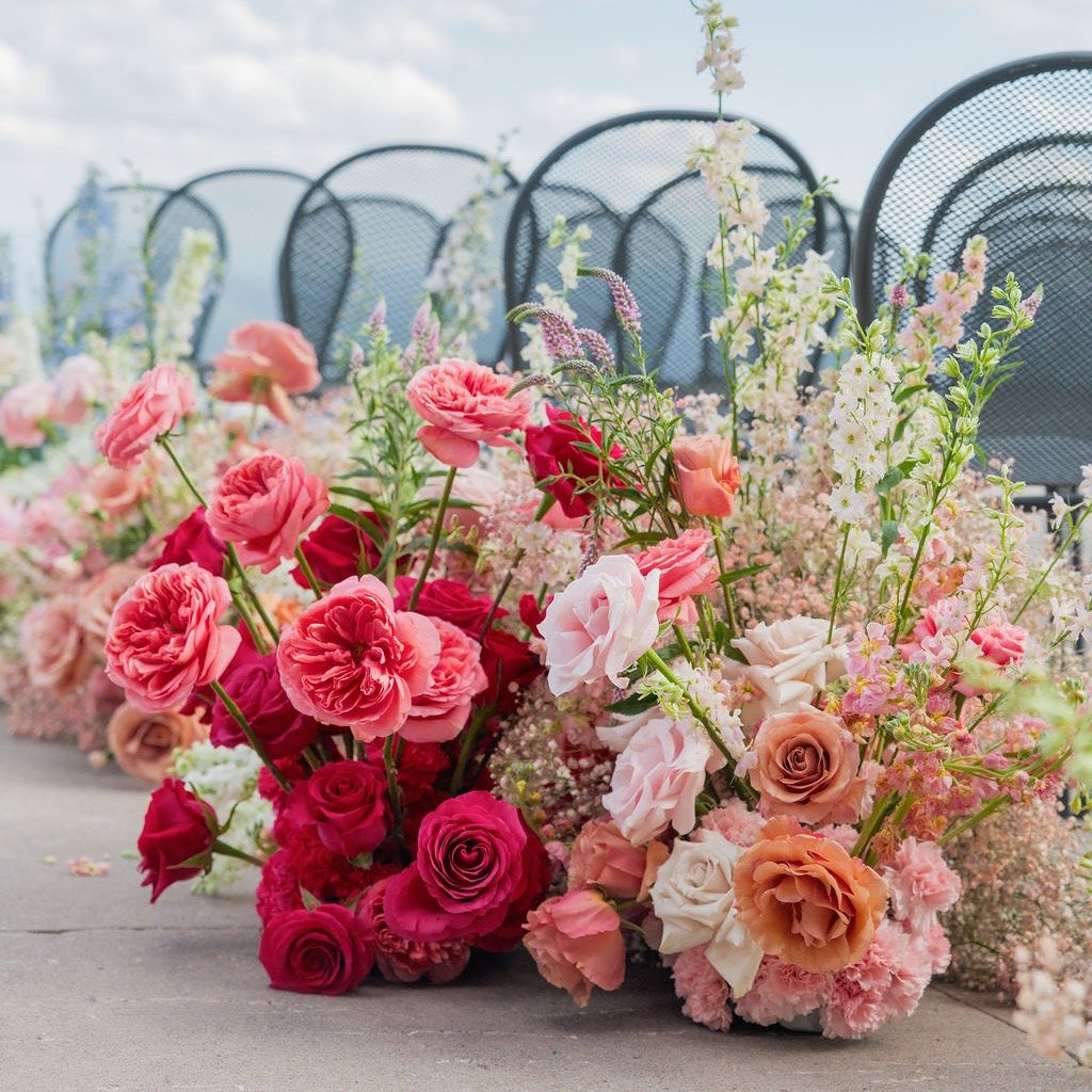 One of the most memorable aisles we did in 2025. The colors were vibrant + textured, lush + layered. This was a playful design to create 🍂

@dianaedlingerstudios 📷
@plushfloral 🍃
@rendezvouslodgejh ✨
@sacredrimeventplanning 📝
