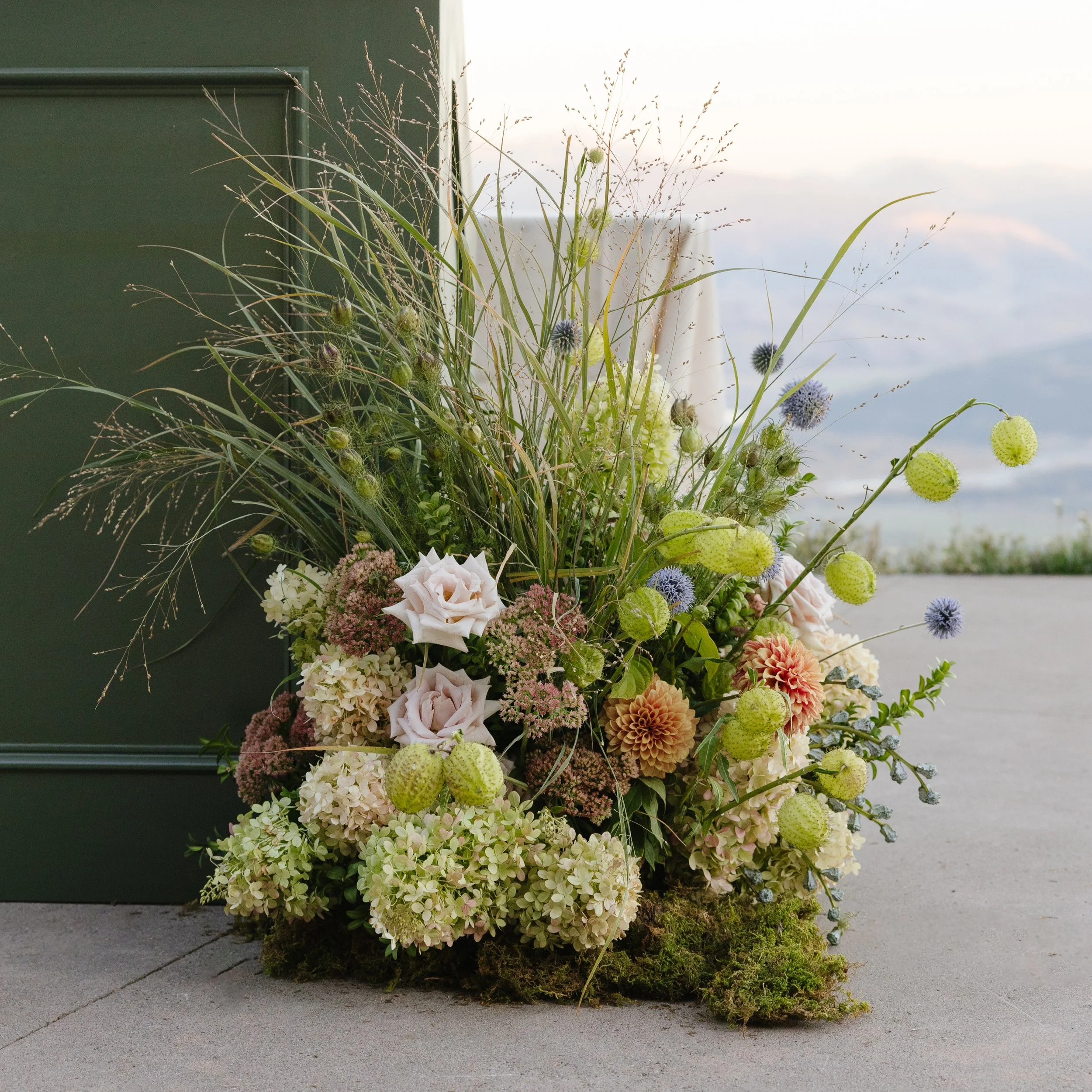 Bar arrangements with a beautiful view 🍃

Event Planner @alpineeventdesign
Photographer @roslyn.smithers
Florals @plushfloral
Client @_emilyrwright