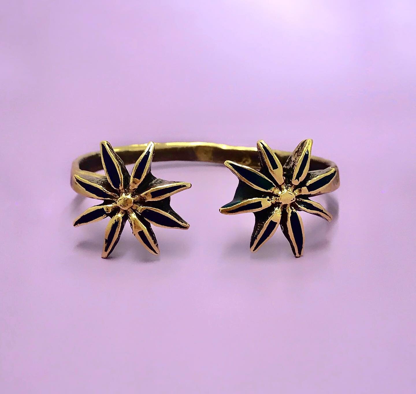 Happy Friday! We have a discount code for you, enjoy 10% off this weekend on the Mor London website with; WEEKEND10

Discount code valid until Sunday at 11.59pm🤝✨

This is our Black Daisy Cuff🖤

#jewellery #happyshopping #bracelet #cuffs #giftideas