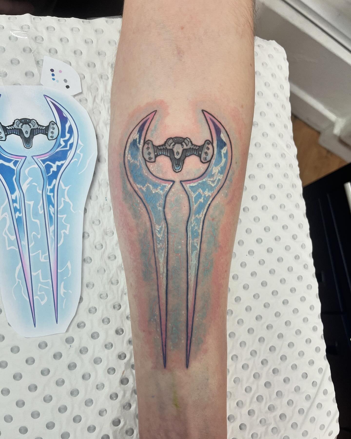 Skin got a hit angry with me at the end but still loved doing this energy sword tattoo!! 

#tattoo #tattooapprentice #halo #halotattoo #adelaide