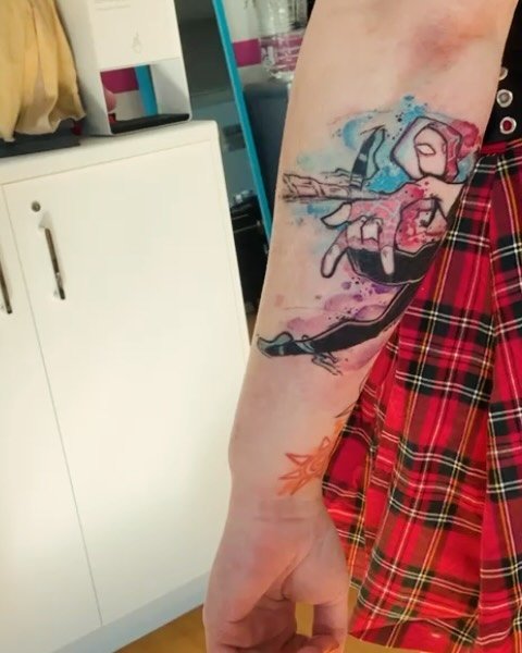 Had the pleasure of being able to touch up this Spider-Gwen piece (which was my first time trying watercolour effects) and give it a little extra &lsquo;oomph&rsquo; 💪Definitely wanna keep trying this style of colour! 
Swipe for the original! 

#tat