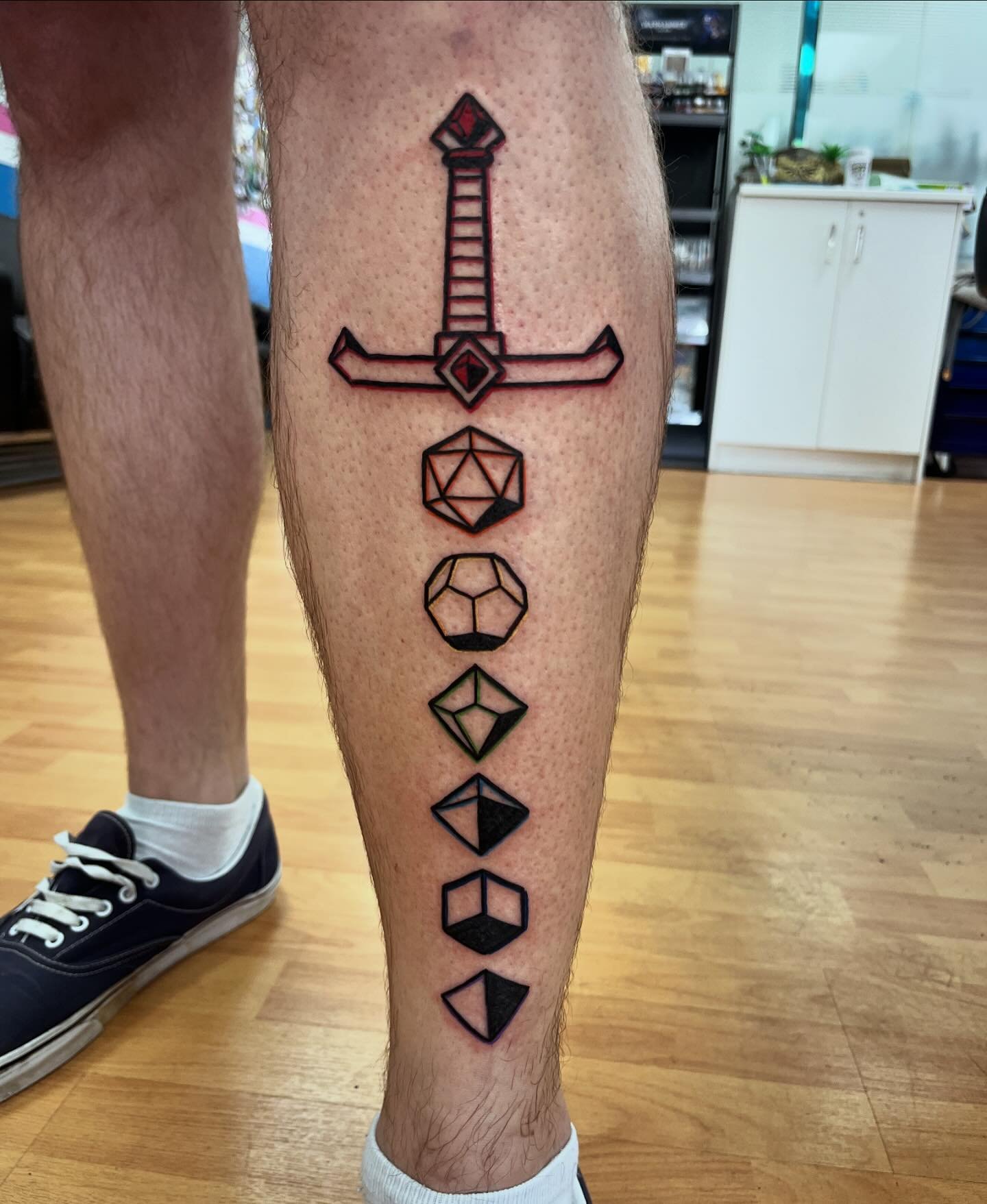 VERY satisfying piece done for Gareth! Love me some crispy lines and the little touch of colour for a more retro look is a bonus! 

#tattoo #dnd #dndtattoo #tattooapprentice #adelaide #adelaidetattoo #apprenticetattoo #infiniteworldstattoo #tattooart