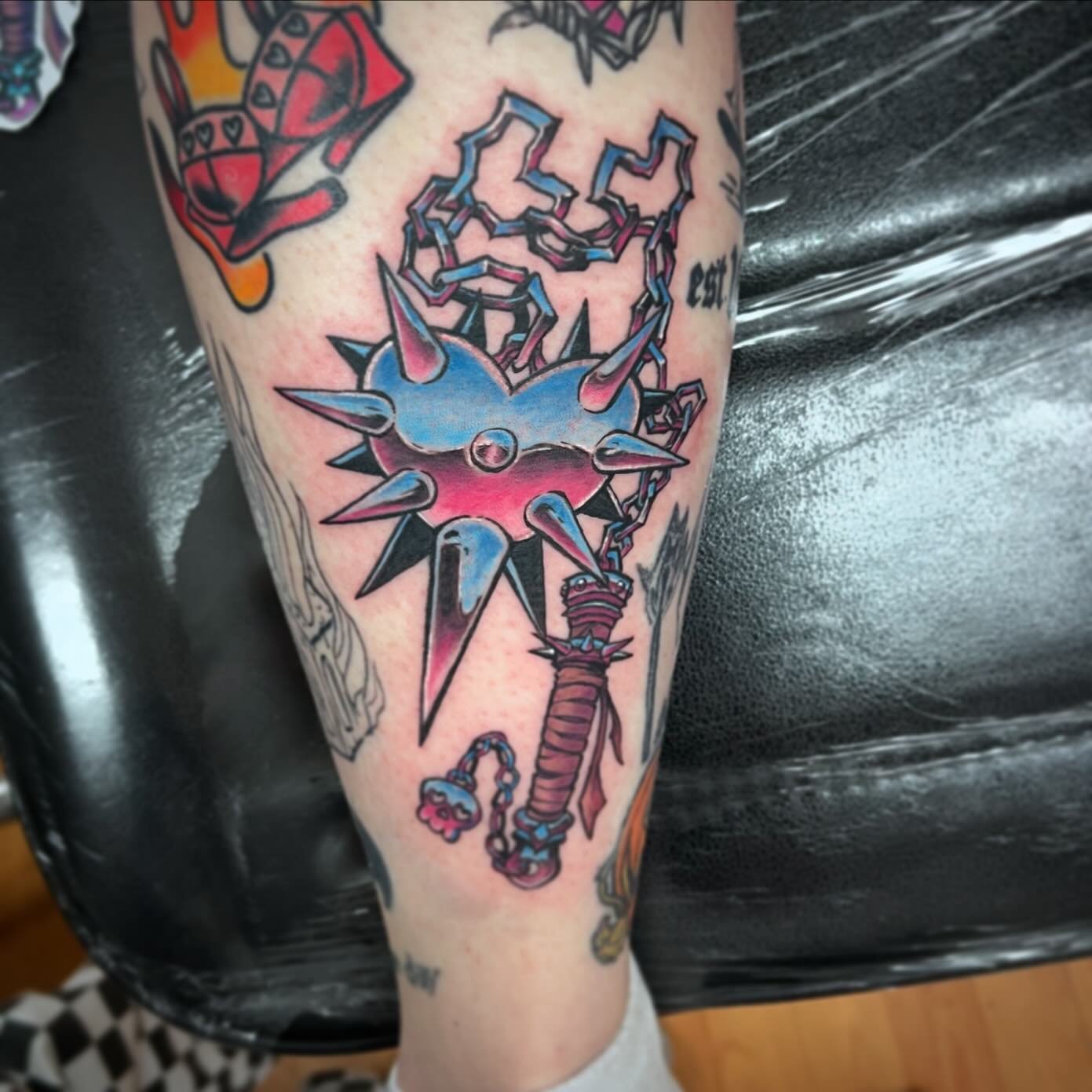 Got to do this lovely colourful chrome effect flail for @s.s_georgie_tattoos! Honestly a big fan of doing metallic/chrome style tattoos and would WELCOME any custom ideas for it, so get to filling out that jotform if you want something similar!!! Sti