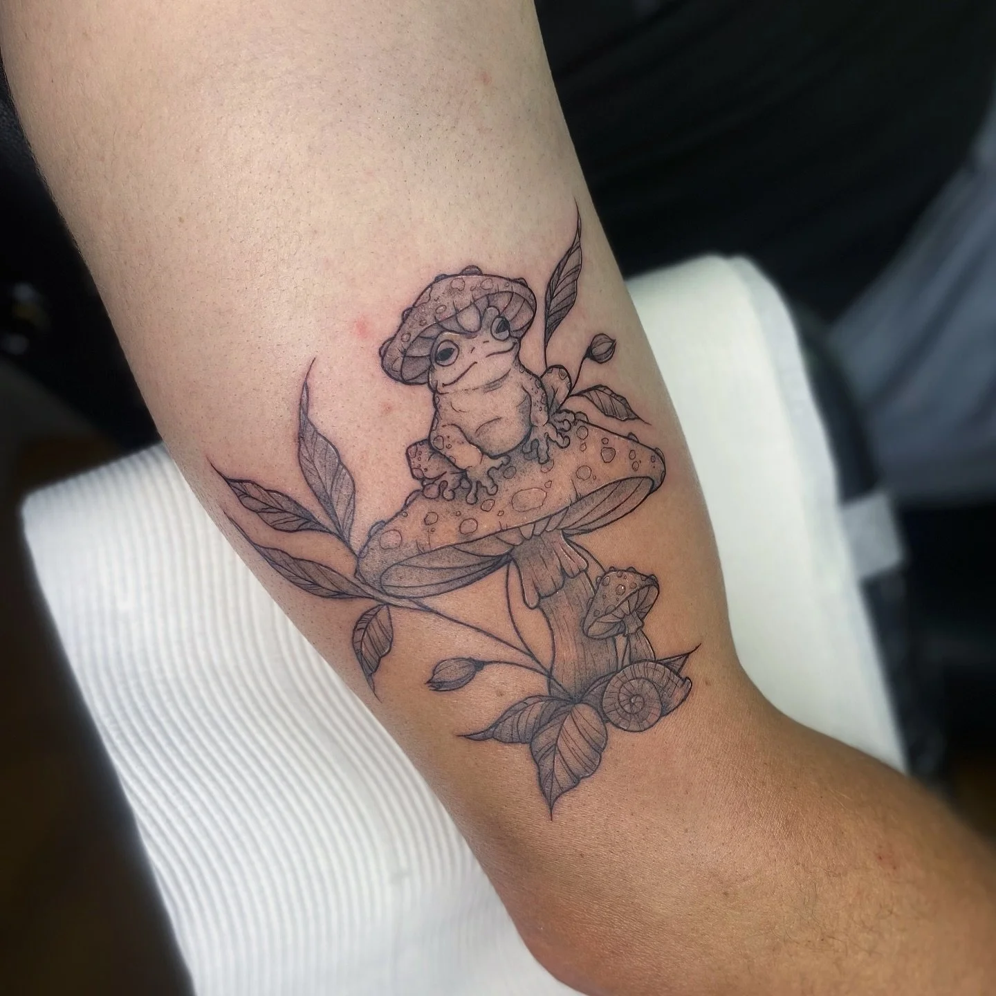 Because who doesn&rsquo;t want to be a chunky little dude wearing a mushroom hat and not having to do taxes? 🐸 🍄 
Thanks so much, Scott, for trusting me with this design 🖤

⭐️ done at @infiniteworldstattoo 
⚡️ using @aftercare_collective 
.
.
.
#t