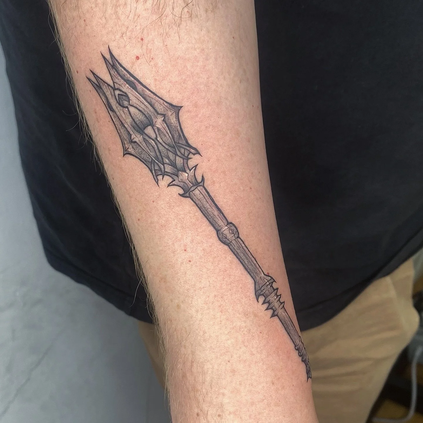Had the absolute privilege to tattoo my baby brother as part of his birthday present 🖤
Thanks, Bowen ✌️ I guess you&rsquo;re cool now, or whatever 

⚡️ done at @infiniteworldstattoo 
⭐️ done with @aftercare_collective 
.
.
.
#tattoo #tattoos #adelai