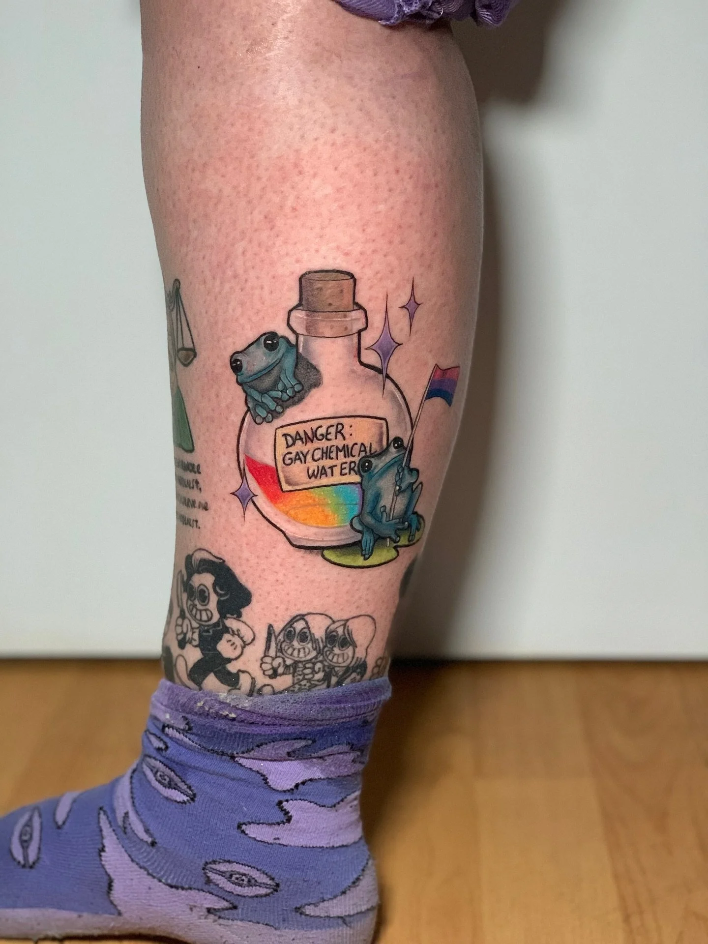 THEYRE PUTTIN CHEMICALS IN THE WATER THAT TURN THE FRICKEN FROGS GAY 🏳️&zwj;🌈🐸🏳️&zwj;🌈 
🩷💜💙
some gay frogs representing some bi pride for the beautiful @mspixeldoll from my pride flash! 
thankyou for giving these mischievous little dudes a ho