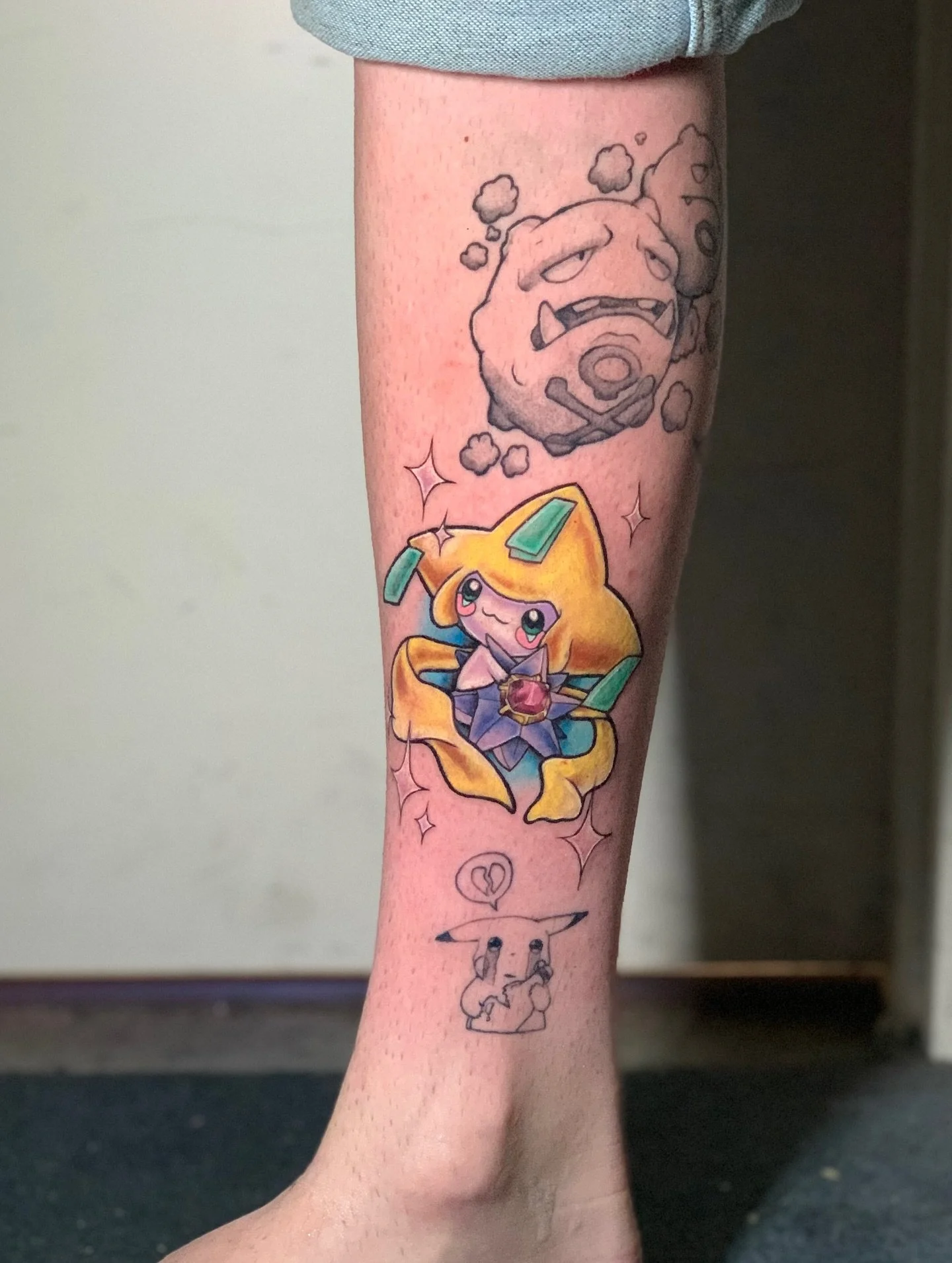 had the absolute pleasure of doing a variation of my Pok&eacute;mon tarot flash on kain&rsquo;s Pok&eacute;mon leg (extra round of applause for letting me do whatever my lil heart desired most 🤩) 
⭐️THE STAR(s) hehe⭐️ 
a symbol of hope, faith and re