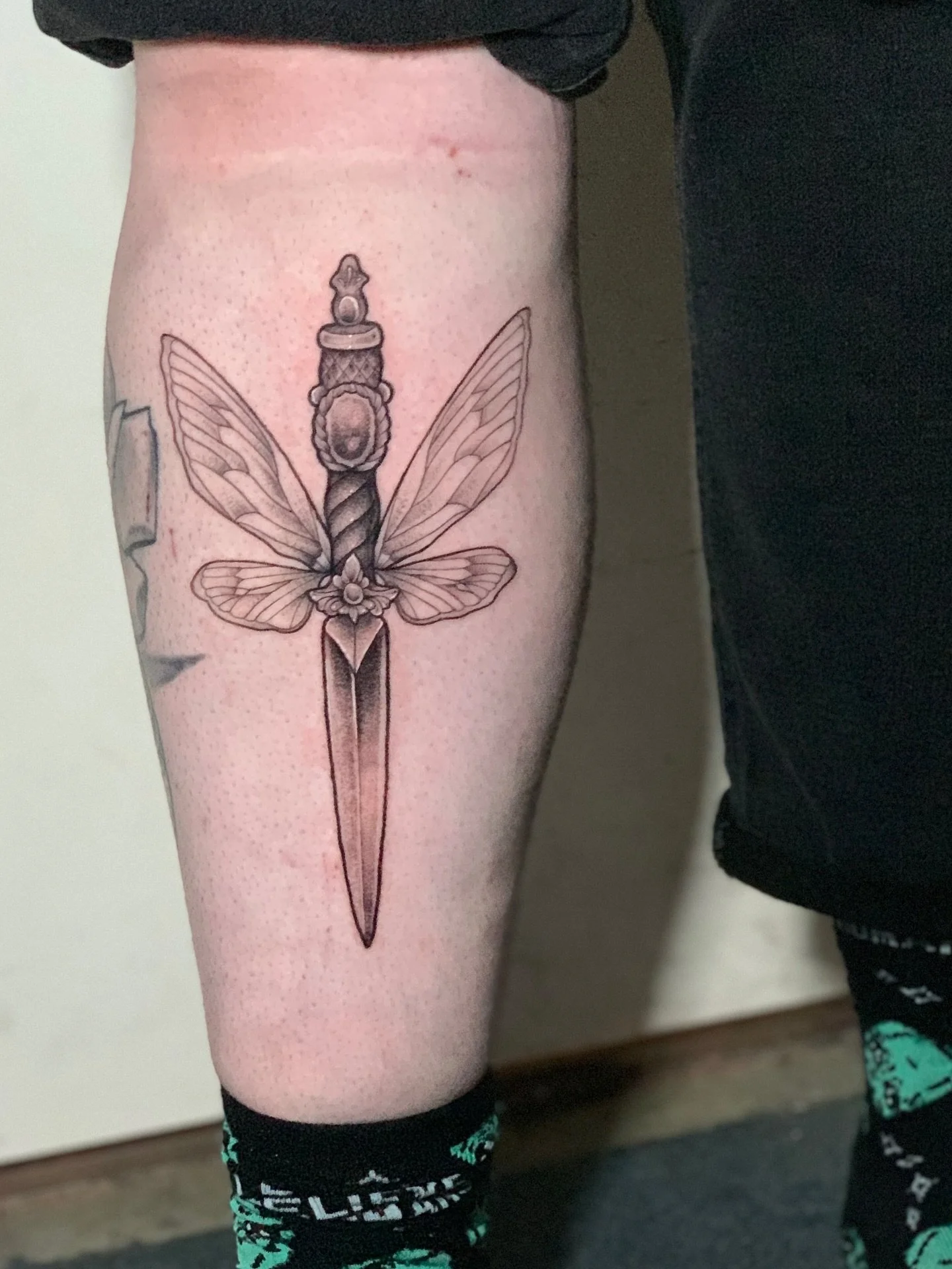 had the absolute pleasure of doing one of my repeatable designs on the lovely @emery.witt which absolutely made my day 🥹 thankyou for letting me go bonkers on the size darlin! 🧚🏻&zwj;♀️🦋🗡️
👾MADE AT @infiniteworldstattoo 
✨USING @metalfingers.co