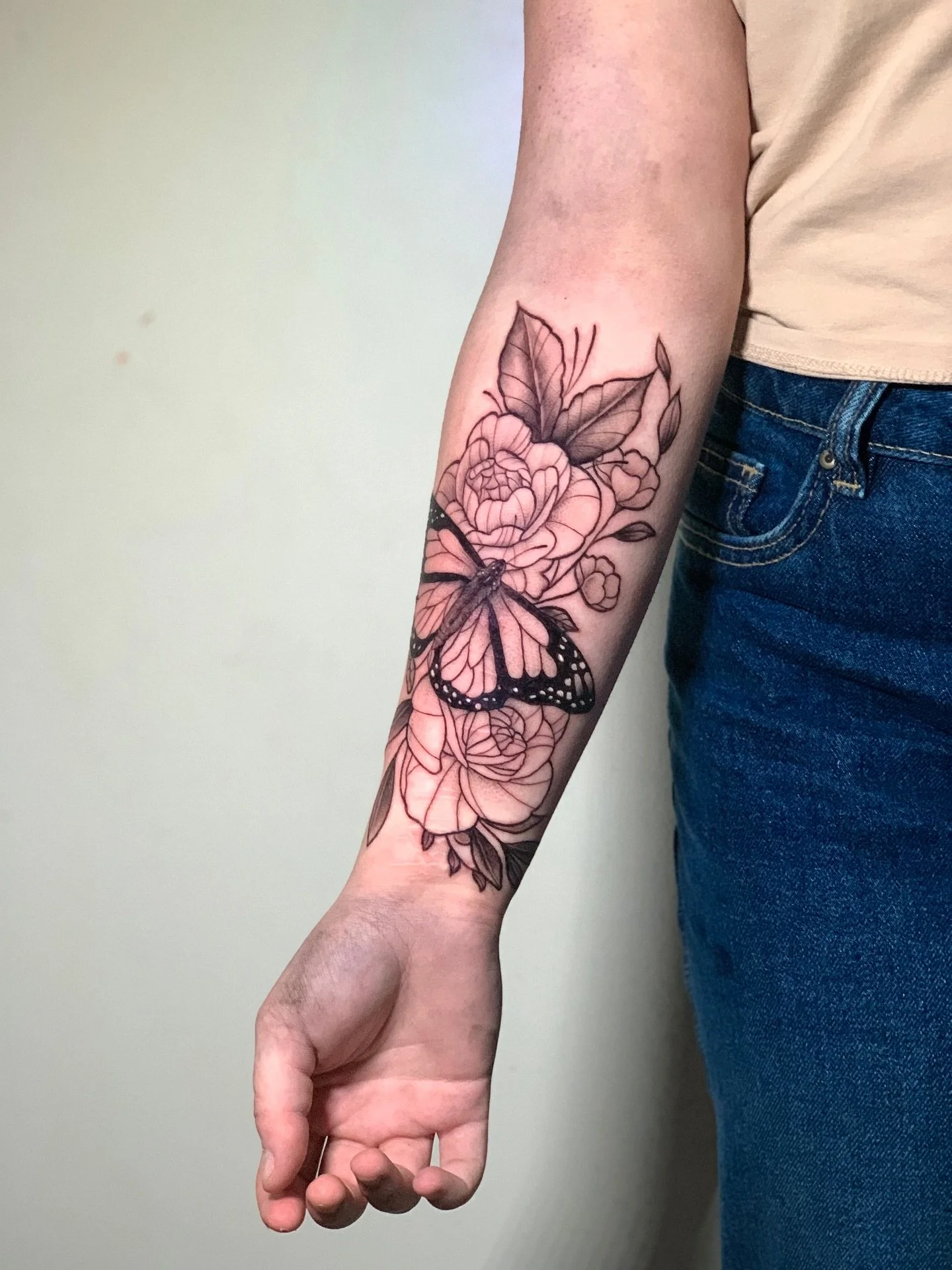 a classic combo for the beautiful @louises_artistry 🦋🌸 thankyou so much for the trust and being an absolute delight to have in the chair darlin! 🩷🥰
👾MADE AT @infiniteworldstattoo 
💐USING @metalfingers.com.au @aftercare_collective 
&bull;
&bull;