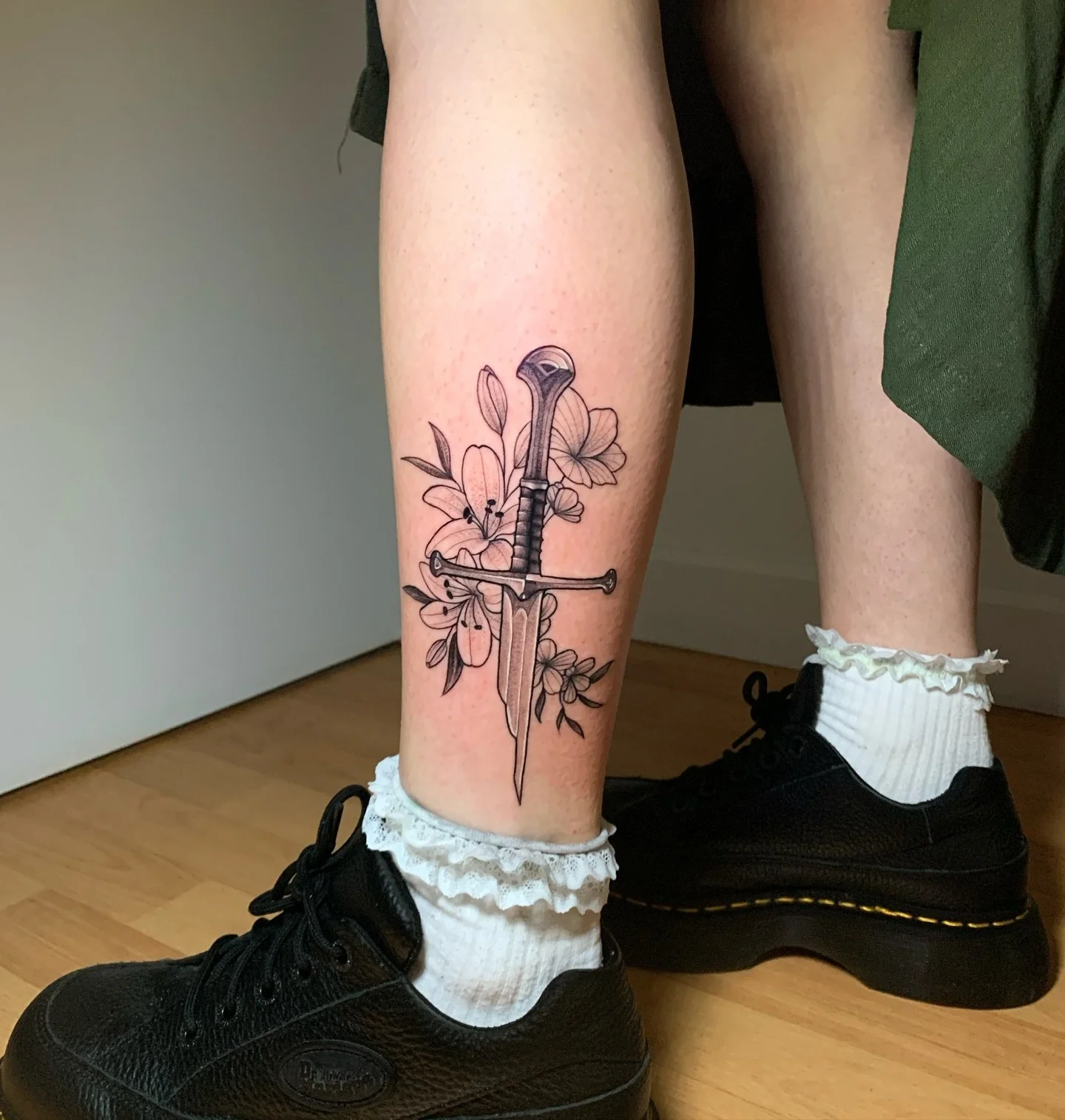 Anduril sword from lord of the rings for the lovely @livia.skye 🥰 thankyou so much for letting me do this one darlin! 
👾MADE AT @infiniteworldstattoo 
🗡️USING @metalfingers.com.au @aftercare_collective 
&bull;
&bull;
&bull;
&bull;
&bull;
#tattooar