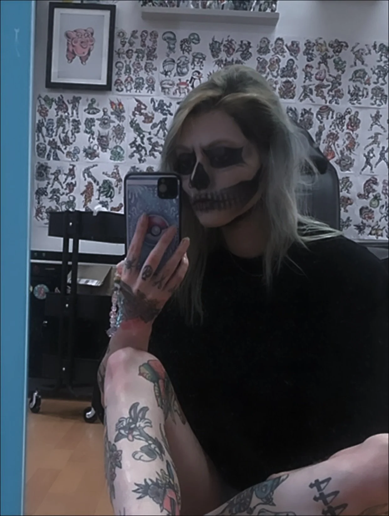 SWIPEY TO SEE TATTOOS I DID TODAY 👉🏻
I&rsquo;ll be honest, halloween is my ma&rsquo;s birthday so I saw somethin was written in my diary for today and at a glance when booking people in assumed it was a booking bc what kinda kid would I be if I nee