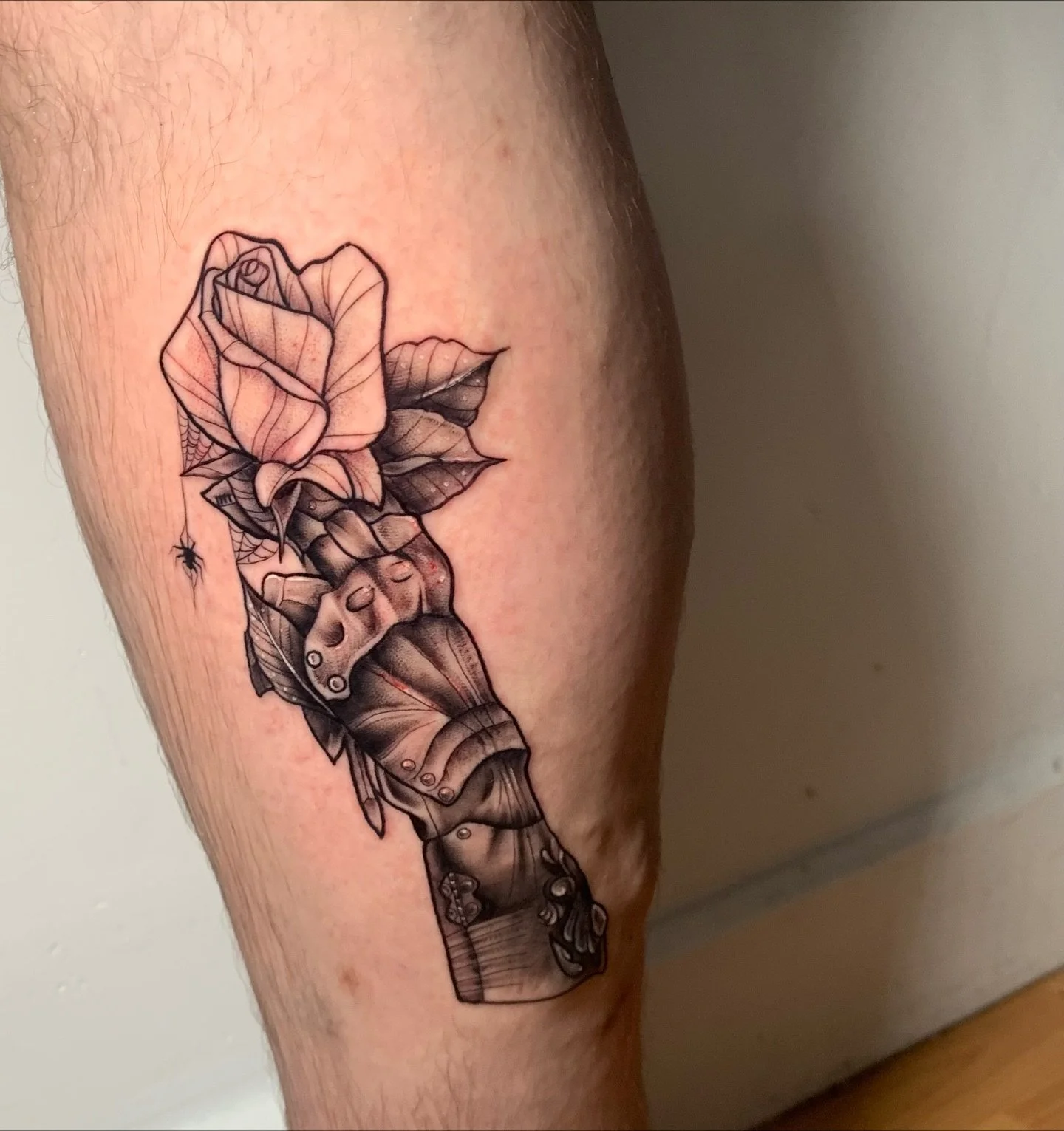 🕷️the sun is shining and I was lucky enough to be able to do another flash piece of mine this week so I&rsquo;m havin a great time 😄 thankyou so much for coming through man! always a pleasure to do one of my designs ☺️
👾MADE AT @infiniteworldstatt