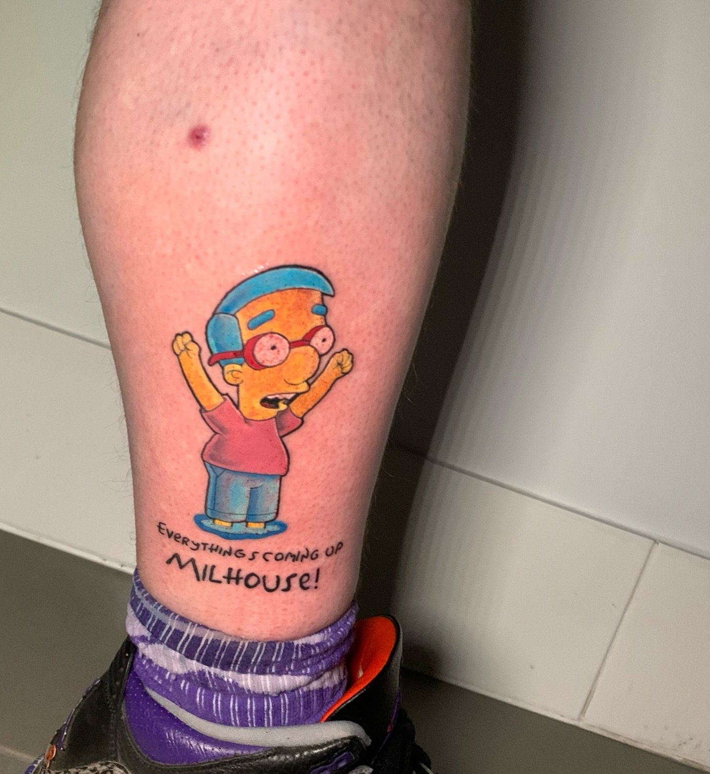 EVERYTHINGS COMIN UP MILHOUSE! 
always fun to go back n do lil Simpsons bangers, takes me back 🥹 thankyou so much @dashingcaleb ! 
👾MADE AT @infiniteworldstattoo 
☁️USING @metalfingers.com.au @aftercarecollective.com.au @starbritecolors @electrum_i