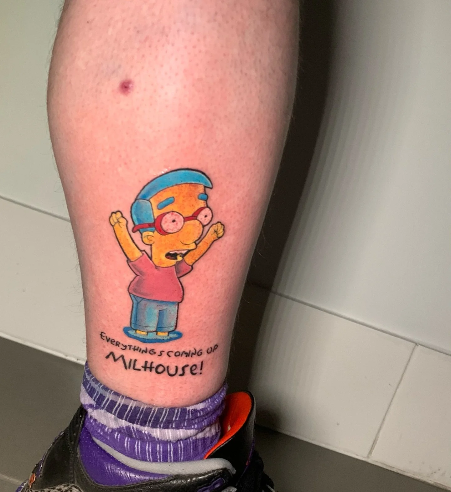 EVERYTHINGS COMIN UP MILHOUSE! 
always fun to go back n do lil Simpsons bangers, takes me back 🥹 thankyou so much @dashingcaleb ! 
👾MADE AT @infiniteworldstattoo 
☁️USING @metalfingers.com.au @aftercarecollective.com.au @starbritecolors @electrum_i