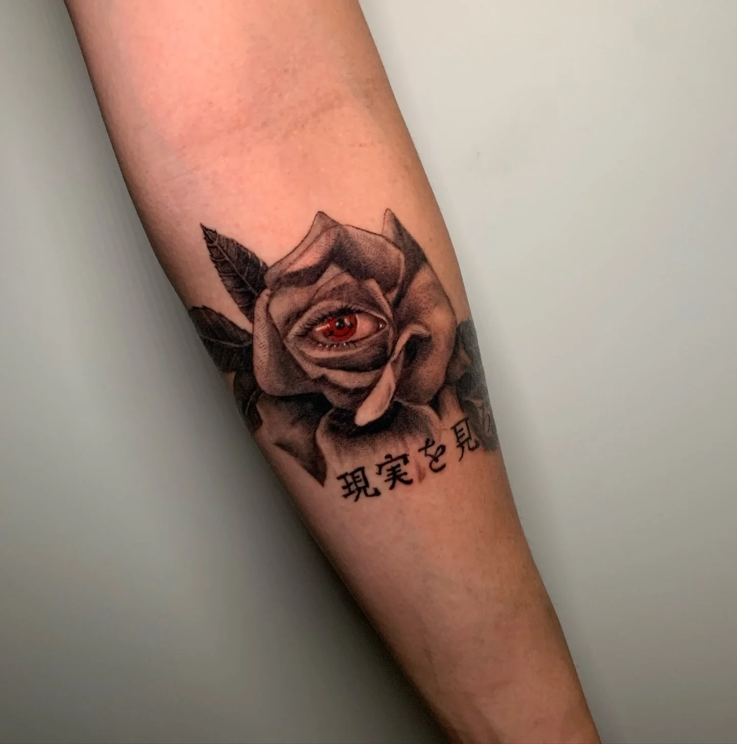 sharingan eye rose piece for @jayluong23 mostly HEALED  with just a cheeky second pass on the reds/whites &amp; darkened some leaves up a tad 😄 
super fun to do this one, thanks for coming in,  taking great care of it &amp; trusting me with your fir