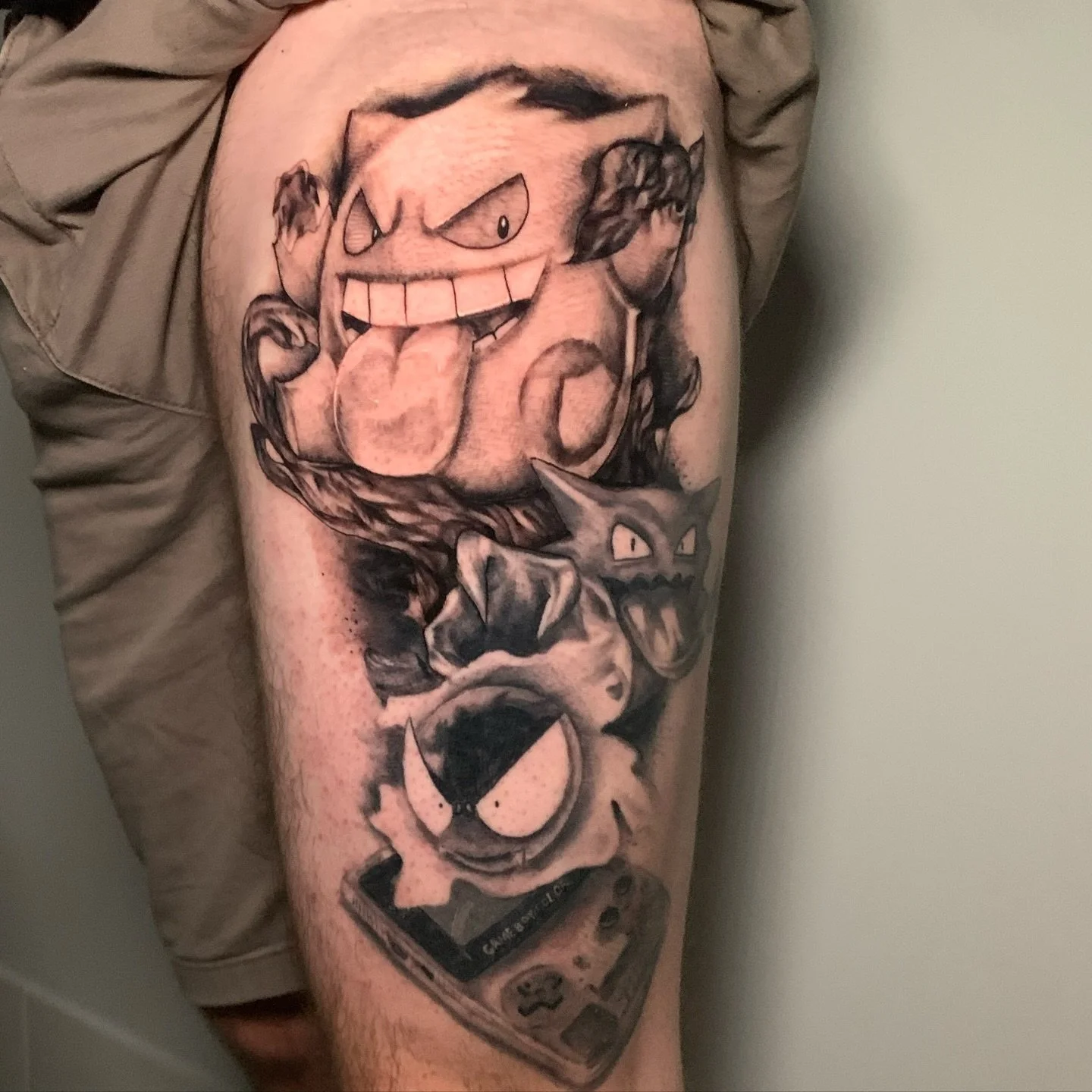 GENGAR USED SLUDGEBOMB! 🫧
finished shots of @frigginboom &lsquo;s gengar evolution leg piece from my halloween b&amp;g designs!! gameboy, ghastly and haunter all healed w a fresh gengar from the other week. I&rsquo;ve been so behind on posting latel