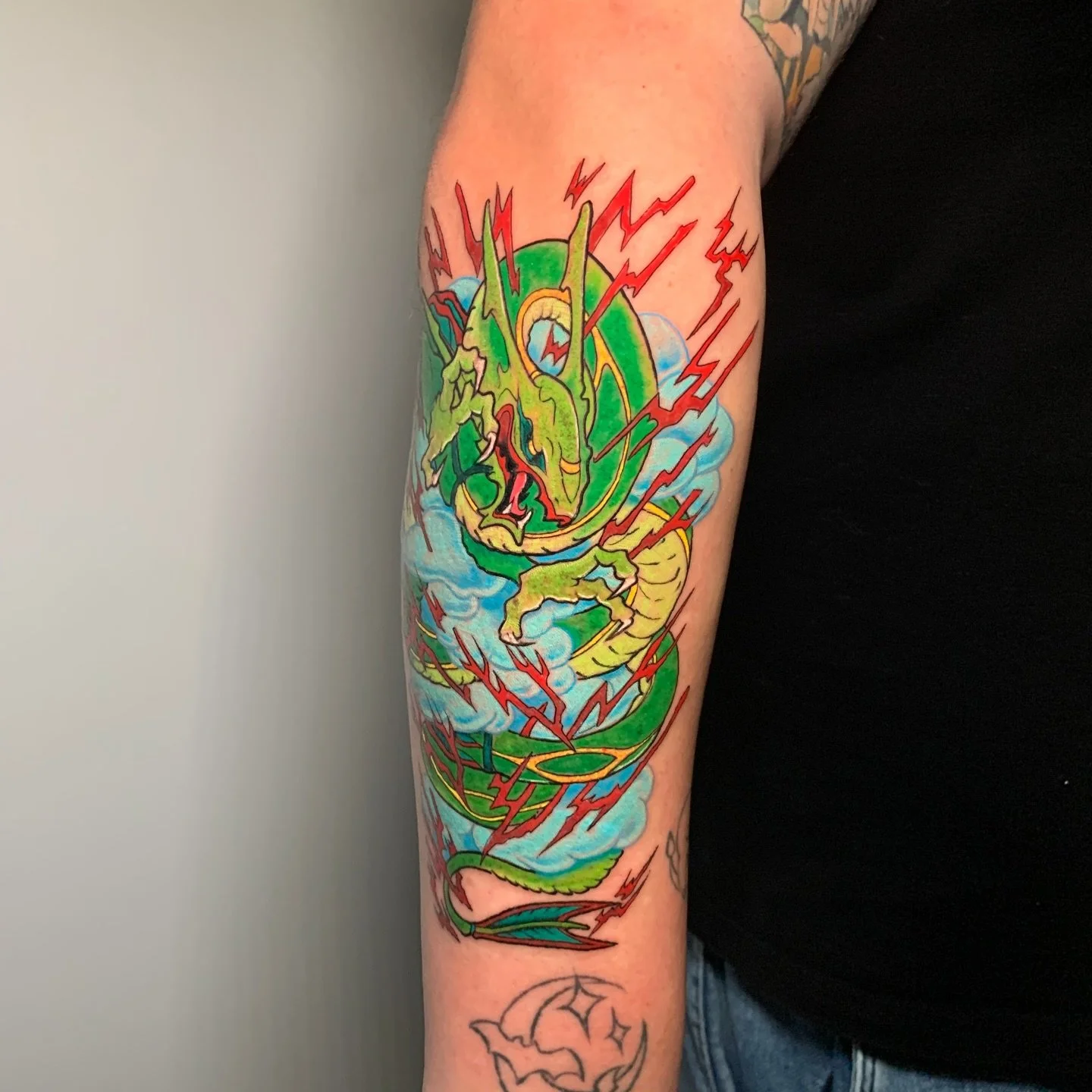 ⚠️TATTOO TICKET 
original beautiful artwork done by @artyeuh.studio that I had to tweak a teency bit to fit the space rayquaza for @lachlan_r_97 who purchased a tattoo ticket from to be able to use this design from last week (I am so behind on posts 