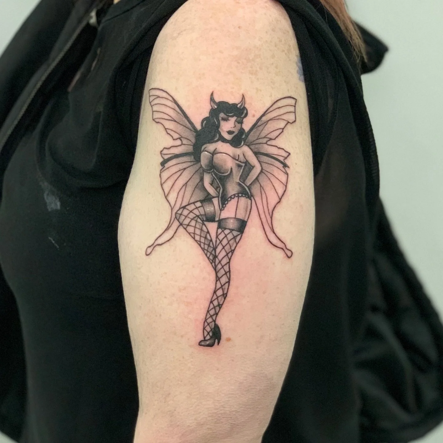 DAY 3 @goldenhandtattooconvention Variation of my butterfly trad lady but with a bit of an edge for the lovely Mel who sat beautifully for this one! thankyou for making this experience so lovely n the freedom on this one 🥰 
👾MADE AT @goldenhandtatt