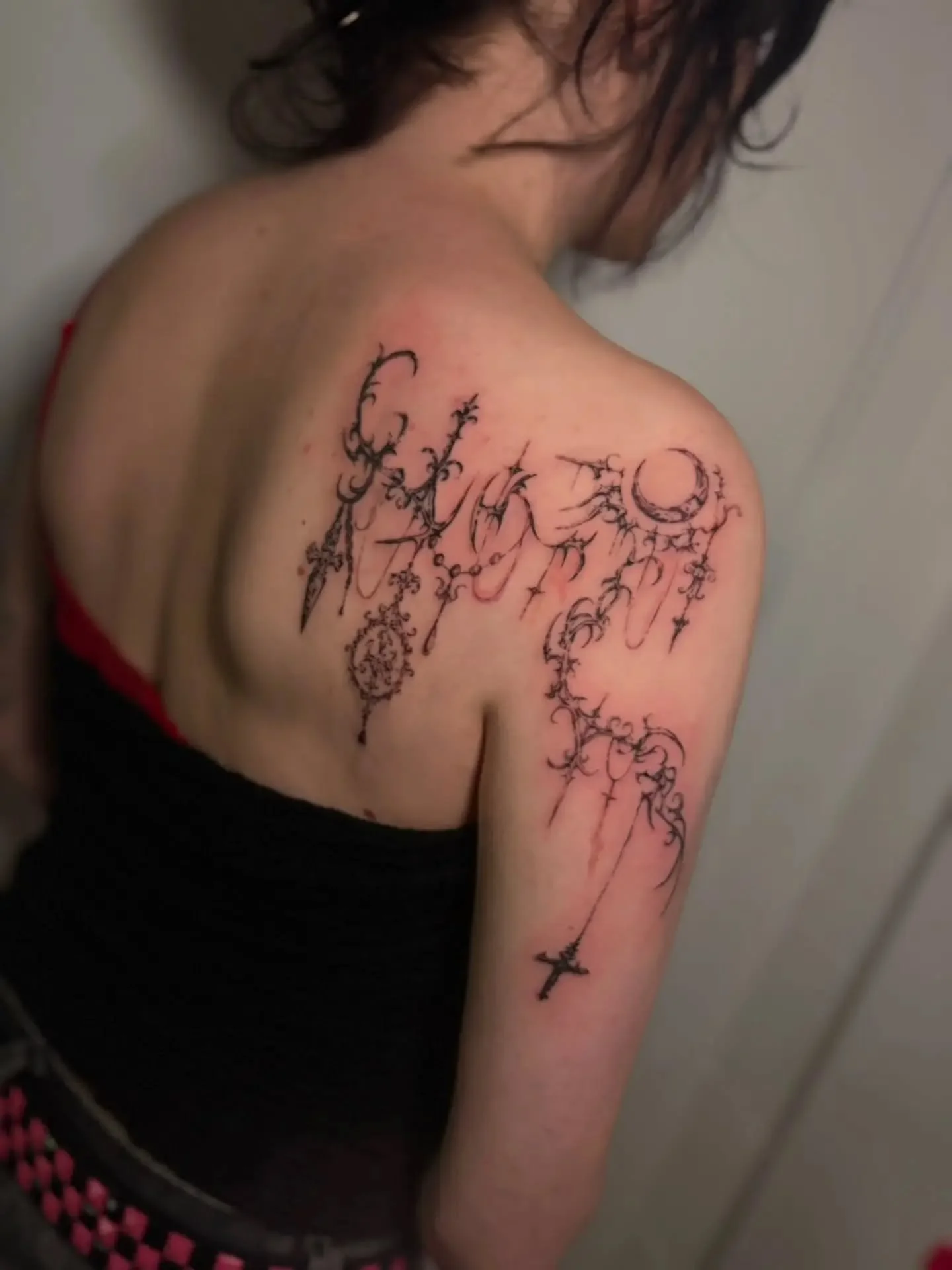 Thanks so much to @sanne.0227 for letting me go wild on this beautiful Victorian Gothic and cyber sigilism inspired shoulder piece! I got to puzzle this one together around the shoulder and make something entirely unique for this wonderful client.

S