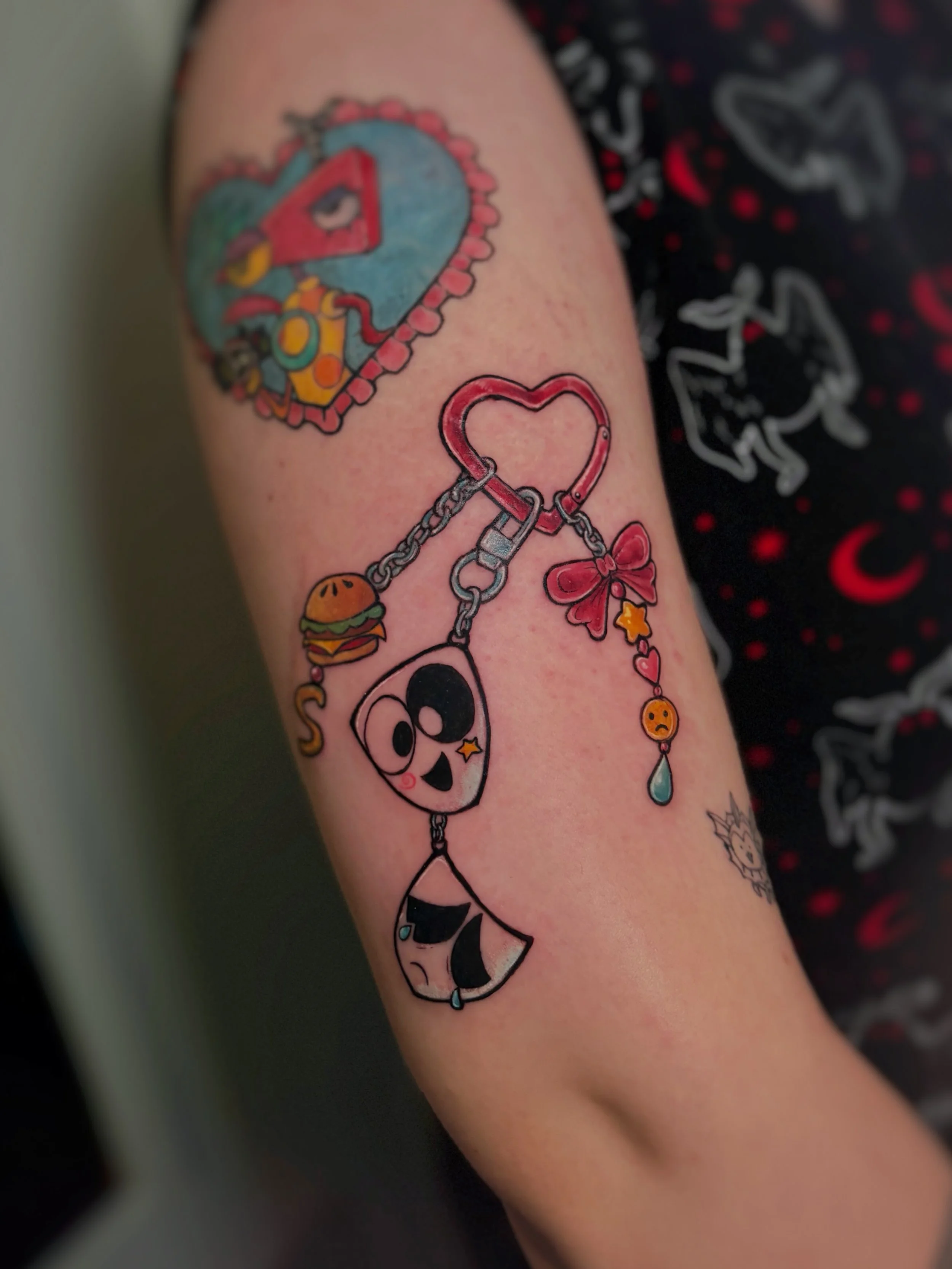 It&rsquo;s called a manic episode and you&rsquo;re getting THREE MORE SEASONS! 🎭🎀🍔

I finally got to do my Gangle keychain for the amazing @adora_brion! And right next to Zooble too 🩷 Thank you!

🎀 tattooed at @infiniteworldstattoo 
🎀 tattooed 