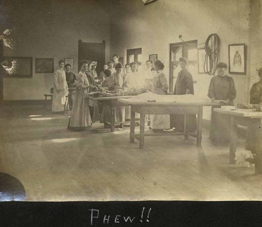 Surgeons-in-training at the Woman’s Medical College, ca. 1900. ( Drexel Univ. Special Collections )
