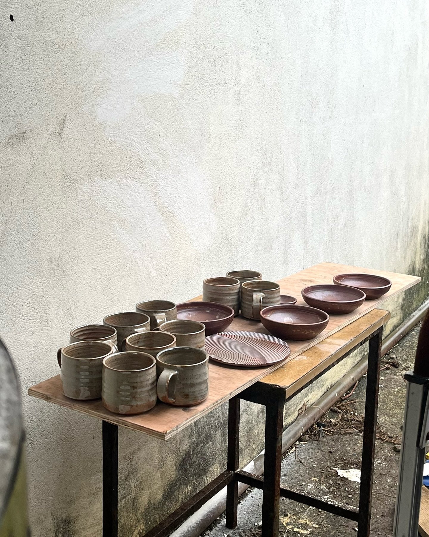 A fresh board of pots, still warm from my gas kiln

Some of these will be for my first Christmas pot shop go live 21/11

#contemporaryceramics #ceramics #crafts #irishcraft #irishart