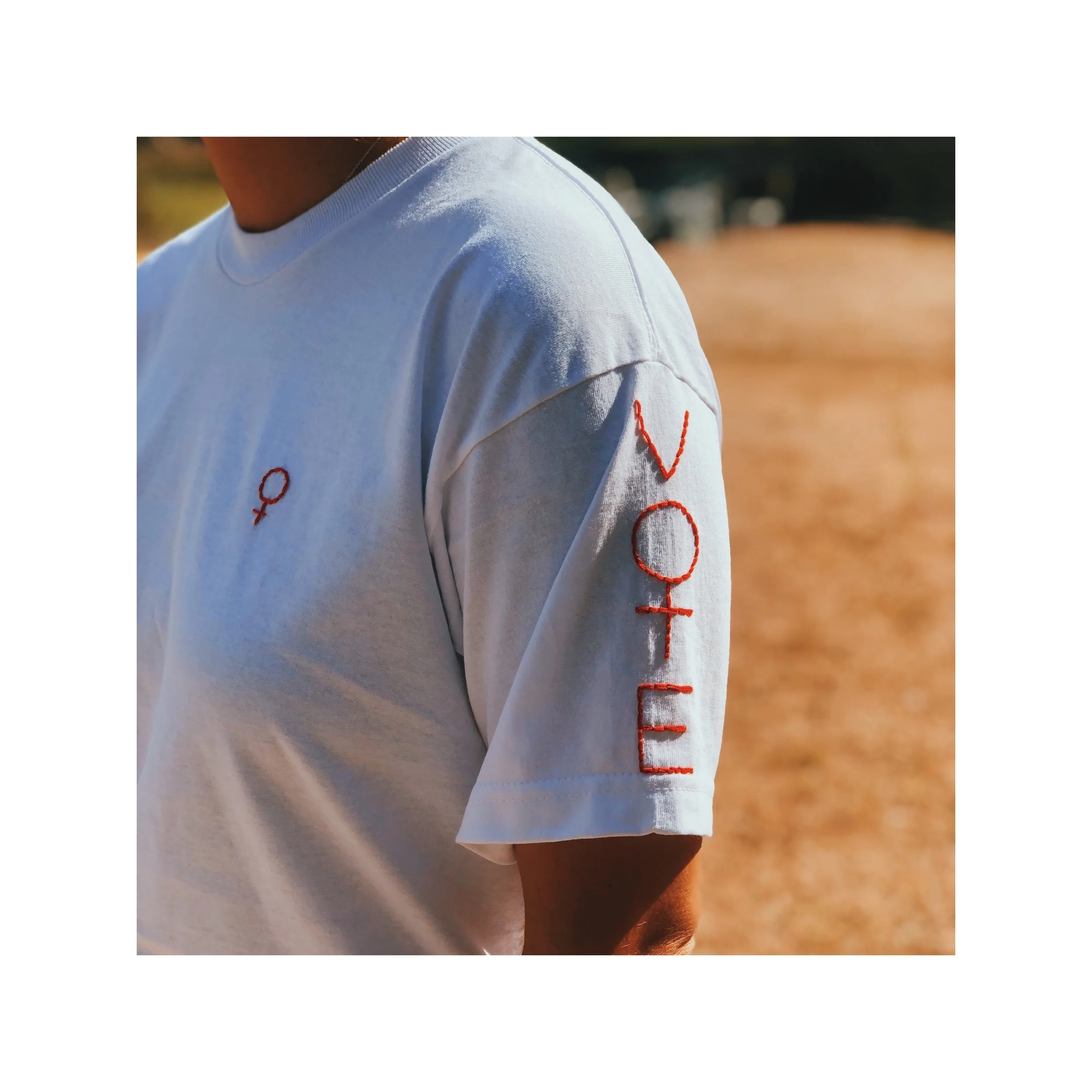 "V ♀️T E" T-Shirt