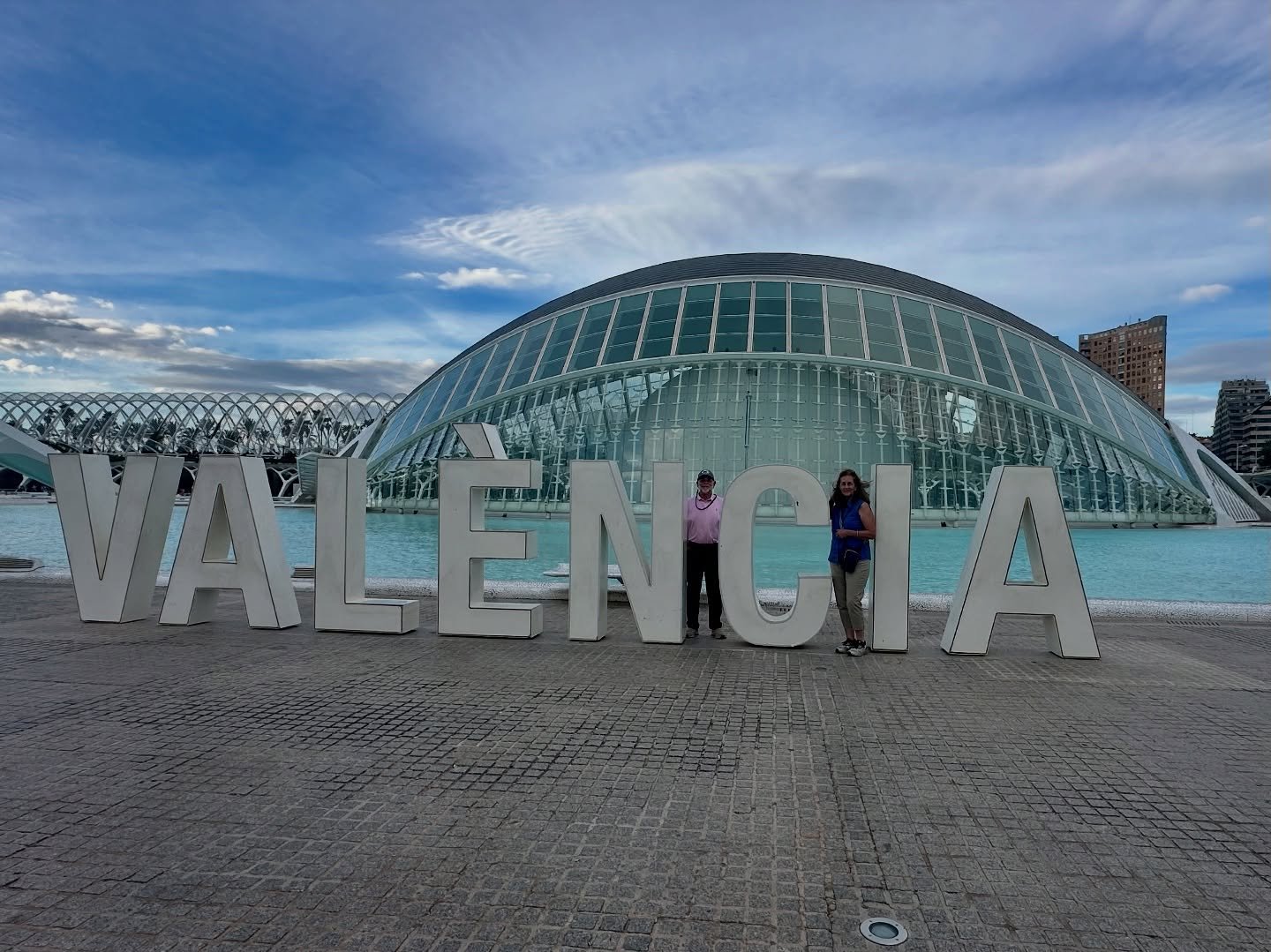City of Arts &amp; Sciences ✨
A stunning stretch of modern architecture rising from Valencia&rsquo;s old riverbed &mdash; home to the opera house, science museum, L&rsquo;Oceanogr&agrave;fic, L&rsquo;Hemisf&egrave;ric, and more. Mesmerized by these u