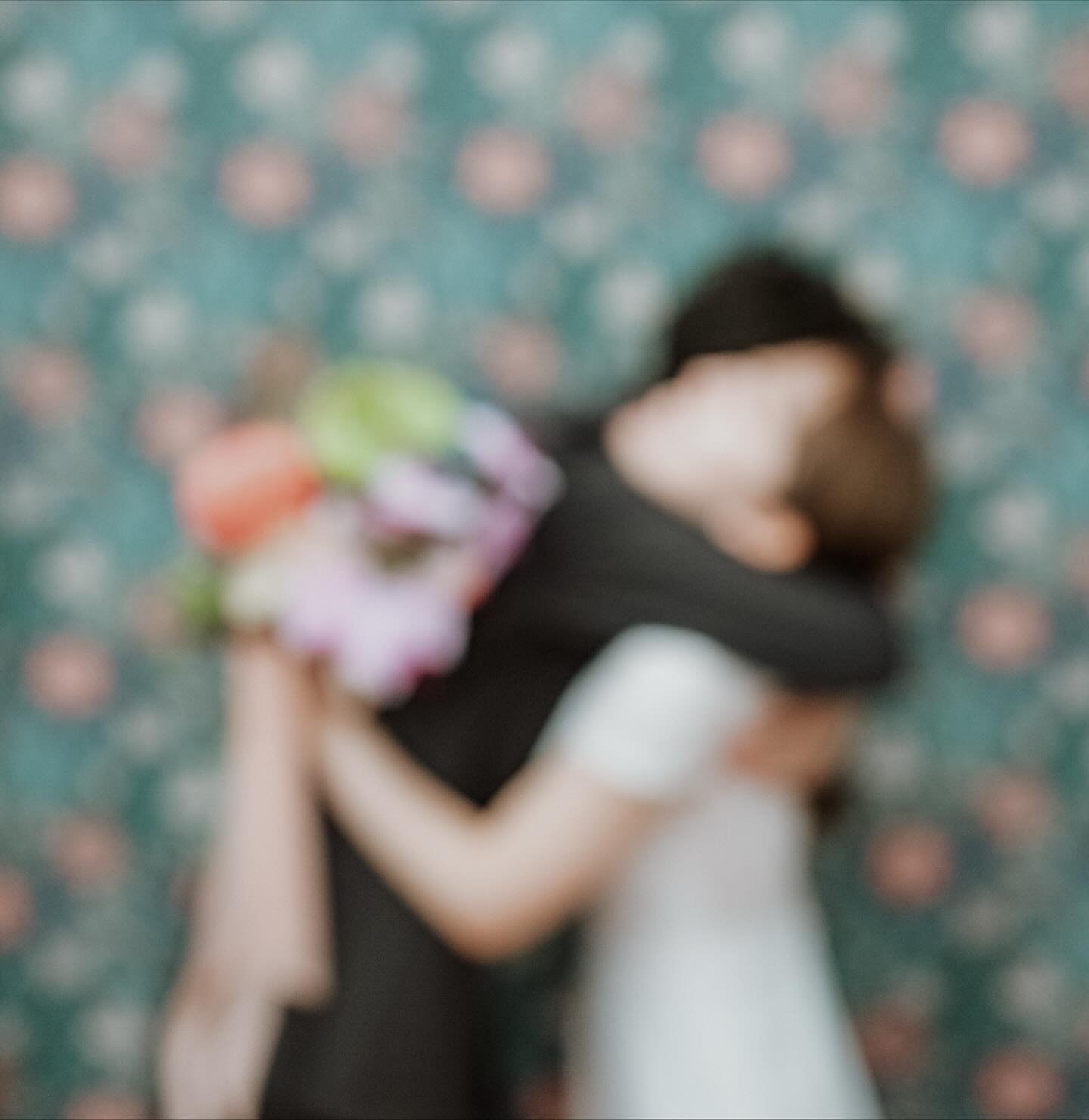 結婚の日、そこにいた人たちは
たくさんの不思議な形の花を見た。

そのなかにいた赤ちゃんは、はじめて花を見たかもしれない。

もしかしたら花と人を区別していなかったかもしれない。

人も花も、もともと同じひとつのものだったかもしれない。

赤ちゃんが見ているように見れたとき、本当に花や人を見たことになるのかもしれない。

そういう写真を撮れるようでいたい。

Wedding Produce :  @nue.00000 
Hair&amp;Make： @pinaco_0319 
Dressing：