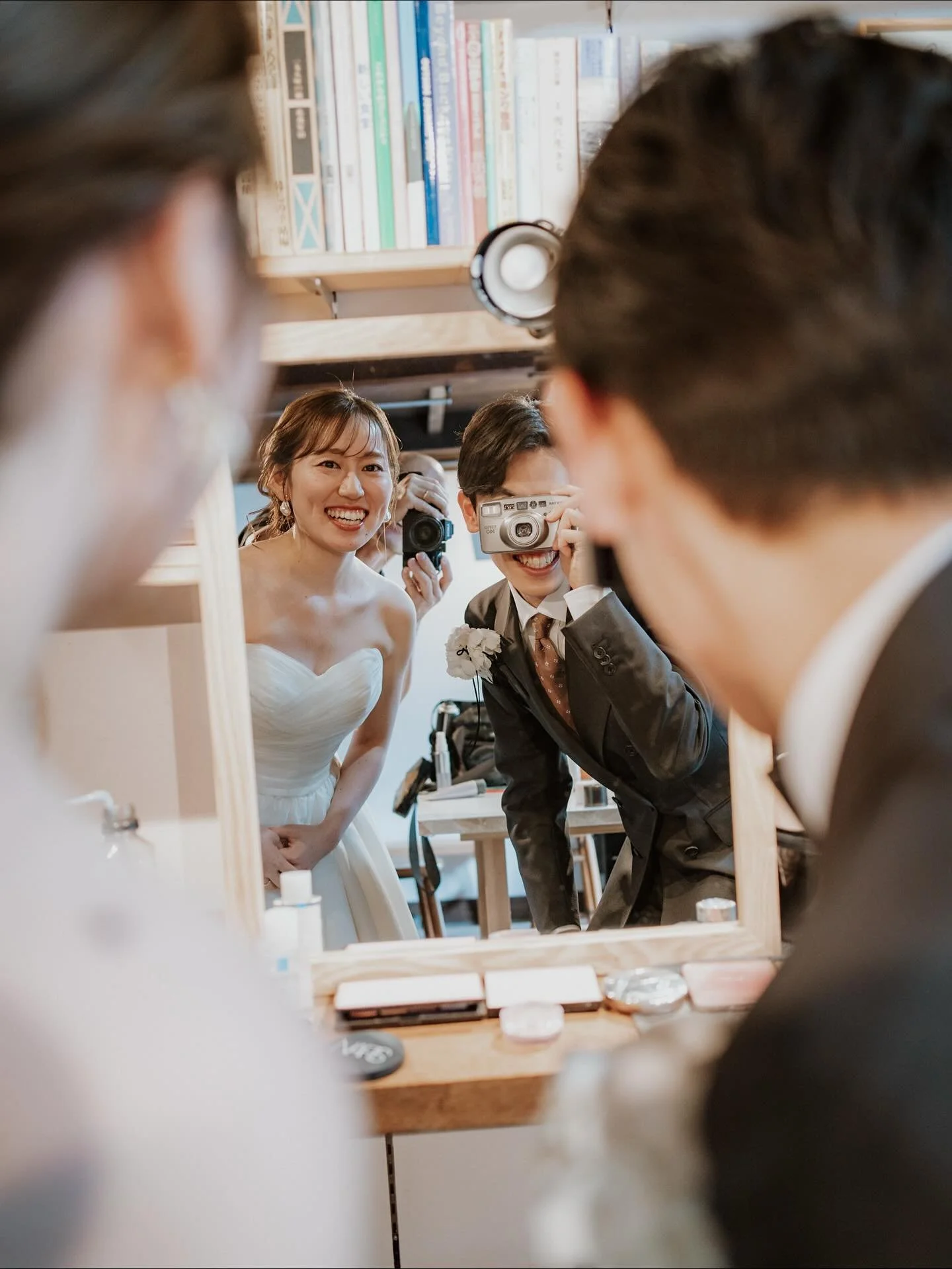 結婚写真。

シャッターポタンを押すことは、
目の前の現実の肯定。

そうとらえると、カメラって素晴らしい発明。

Wedding Produce :  @nue.00000 
Hair&amp;Make： @pinaco_0319 
Place： @kenreitei_photospot 

#イトウタカムネ写真事務所 
#夫婦写真
#結婚写真

#takamuneito
#good_portrait_world 
#weddingphotography
#weddingphoto
#prew