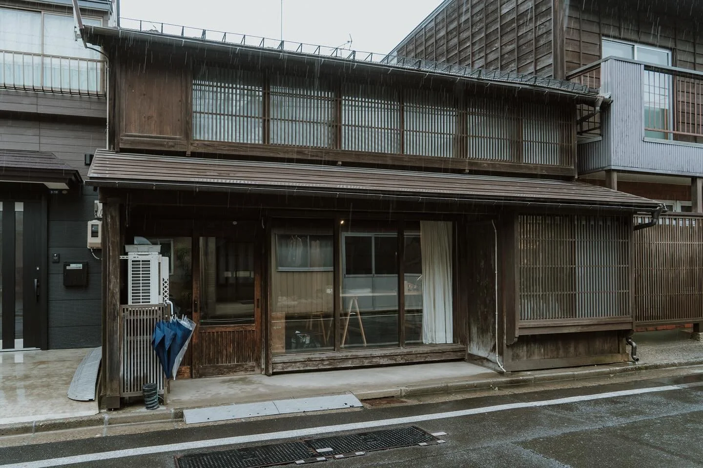 「自宅と事務所、生活と撮影をつなげること」

イトウの事務所を、結婚写真の支度に使ってもらうことがあります。それが、とてもうれしいです。
写真事務所をはじめるときに、自分はどうしても、そこを自宅も兼ねた場所にしたいとおもいました。

出張撮影などでお客さんの自宅に呼ばれて生活の内側を見せてもらうことが多くなるにつれ、それに対してこちらも同じように開いていたいと感じていたからです。

いろいろな人の家族写真や結婚写真を撮影していますが、その人たちが大切にしているもの、美しさや価値を感じ、愛している