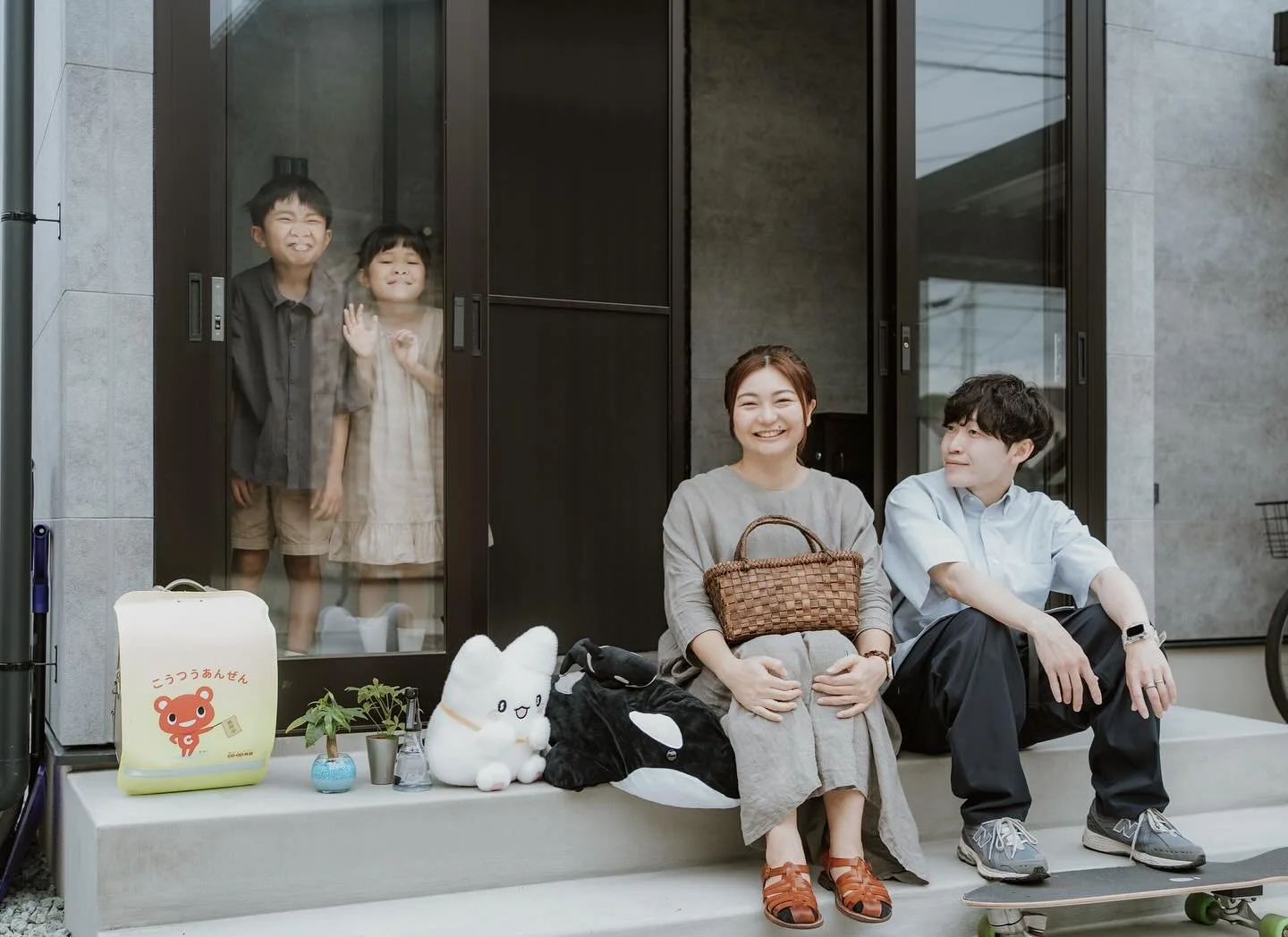 「玄関ポートレート」

イトウタカムネ写真事務所は、自宅出張撮影の価値を伝えたいと考えています。

今年、その入口として、「玄関ポートレート」という撮影をはじめました。

自宅出張撮影の核心部分は、生活空間を撮影場所とすることで、空間自体が語り部となる写真づくりができる点です。
「真っ白なスタジオ」の対極にある、空間と人の関係性が一体化した写真です。

玄関での撮影は、その入り口。
今この瞬間の生活のリアリティーを、誰もがもっているそれぞれの大切な空間の入口に立ち、写真に残すことができる。「玄関