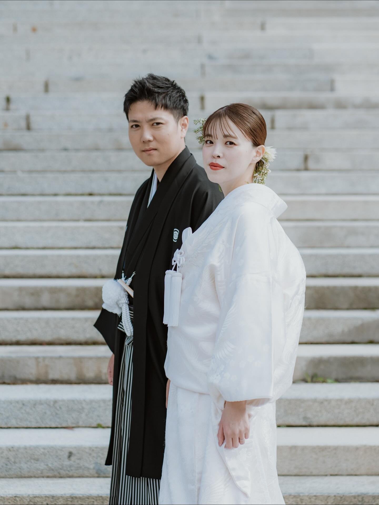 結婚写真。

写真は、四角。
1秒に満たない、瞬間を写すだけ。

でもきっと撮影するときには、画面には写らない四角の外側の世界も関係している。
目立つことのない時間の積み重なりの先に表れるものに、その瞬間はじめて触れている。

そういうものを、まっすぐ写せたらいい。

Wedding Produce :  @nue.00000 
Hair&amp;Make： @pinaco_0319 
着付け: てい子先生

#イトウタカムネ写真事務所 
#夫婦写真
#結婚写真