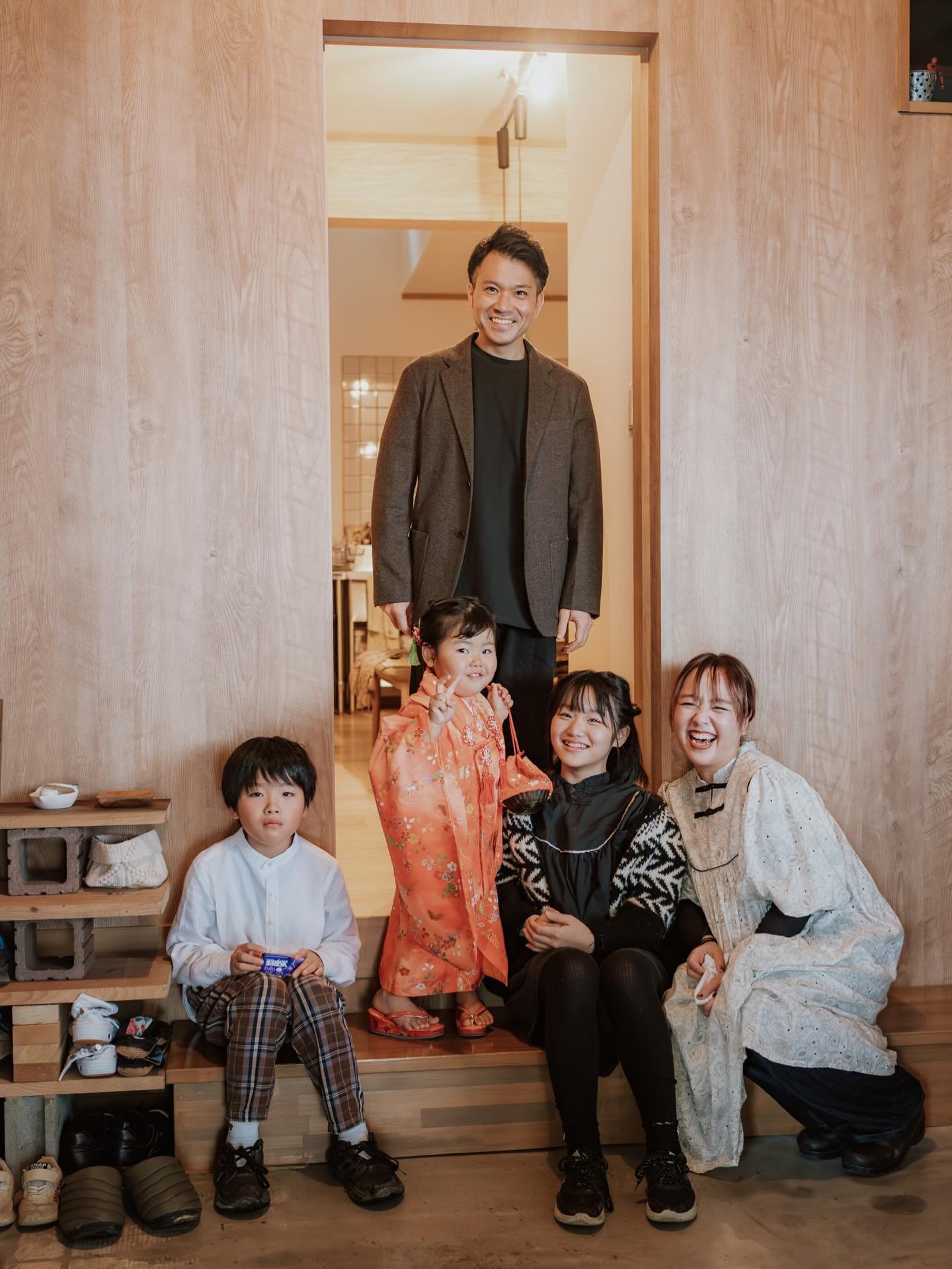 ハレの日の、玄関ポートレート。

素足で草履です。

#自宅出張撮影
#玄関ポートレート
#イトウタカムネ写真事務所 
#日常写真
#家族写真