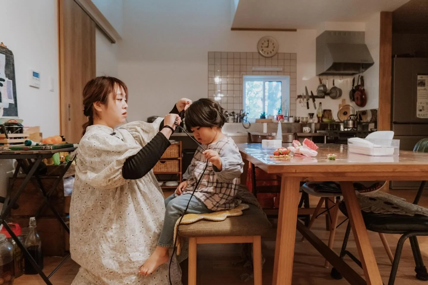 七五三お祝いの日に、自宅で準備。
準備のあいだに少しづつ食べたチョコレートの抜け殻。

家で撮る、家族の写真。

#自宅出張撮影
#玄関ポートレート
#イトウタカムネ写真事務所 
#日常写真
#家族写真