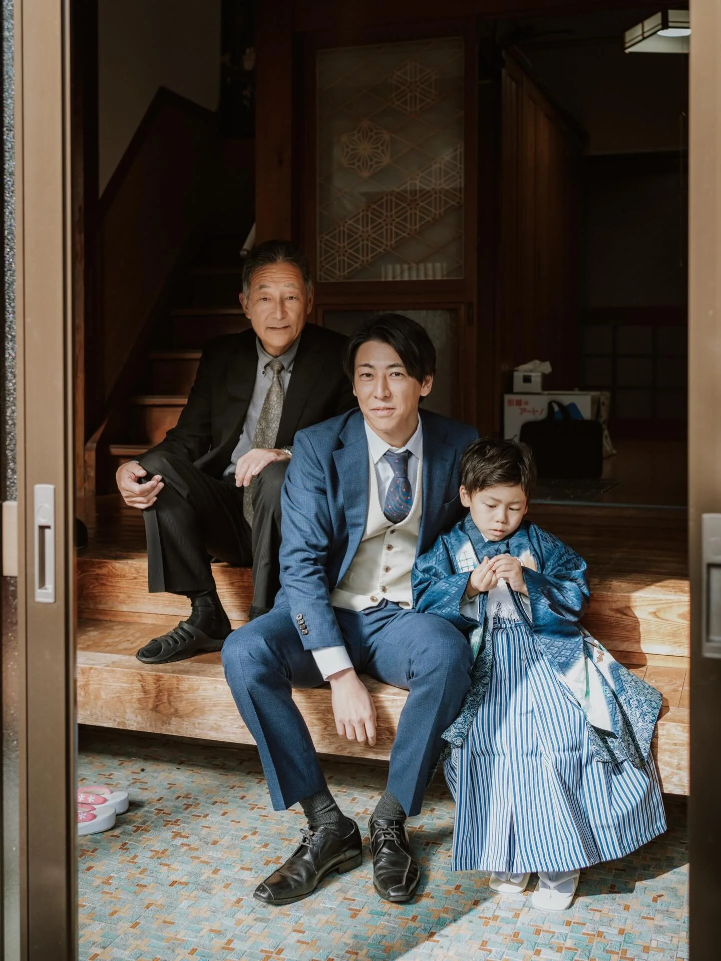 家で撮る、日々の写真。

七五三は、他人に見せるためのものではないし、必ずやらなければならないものでもない。わたしたちは、何のために、誰のために、その日を祝うんだろう。

毎日、その人と過ごすこと。食事をともにすること。生活すること。眠って、目を覚まして、またその人の声をきくこと。

華やかな衣装も、それを着る人がいてはじめて、本当に美しいものに写るはず。わたしたちが本当に見たいものは、花だけではなく、水や空気のように見えないところで毎日わたしたちを包んでいるものであるはず。

@chongco