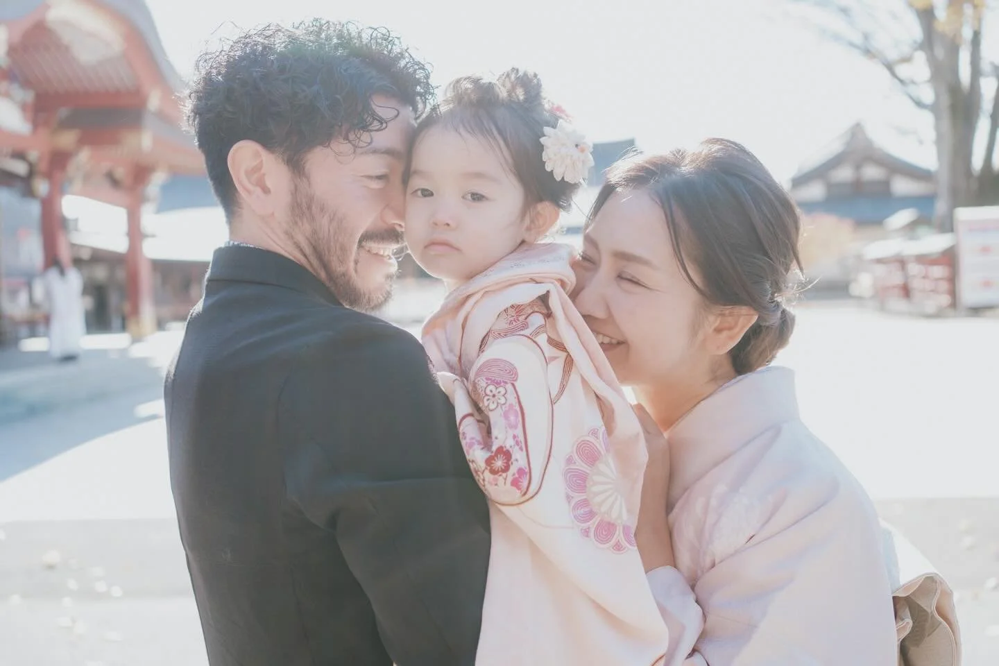 子どもにとって、この日のことも一瞬。
あたらしくあらわれる日々の出来事の渦のなかへ、のみこまれていく。「お祝いの日だよ」と言われても、なにをお祝いされているのか、たぶんわからない。

だから七五三は、いつかわかる時が来たときに読んでもらう、手紙に似ている。

@1008_kico 
@chongcoco23 

#家族写真
#七五三
#イトウタカムネ写真事務所