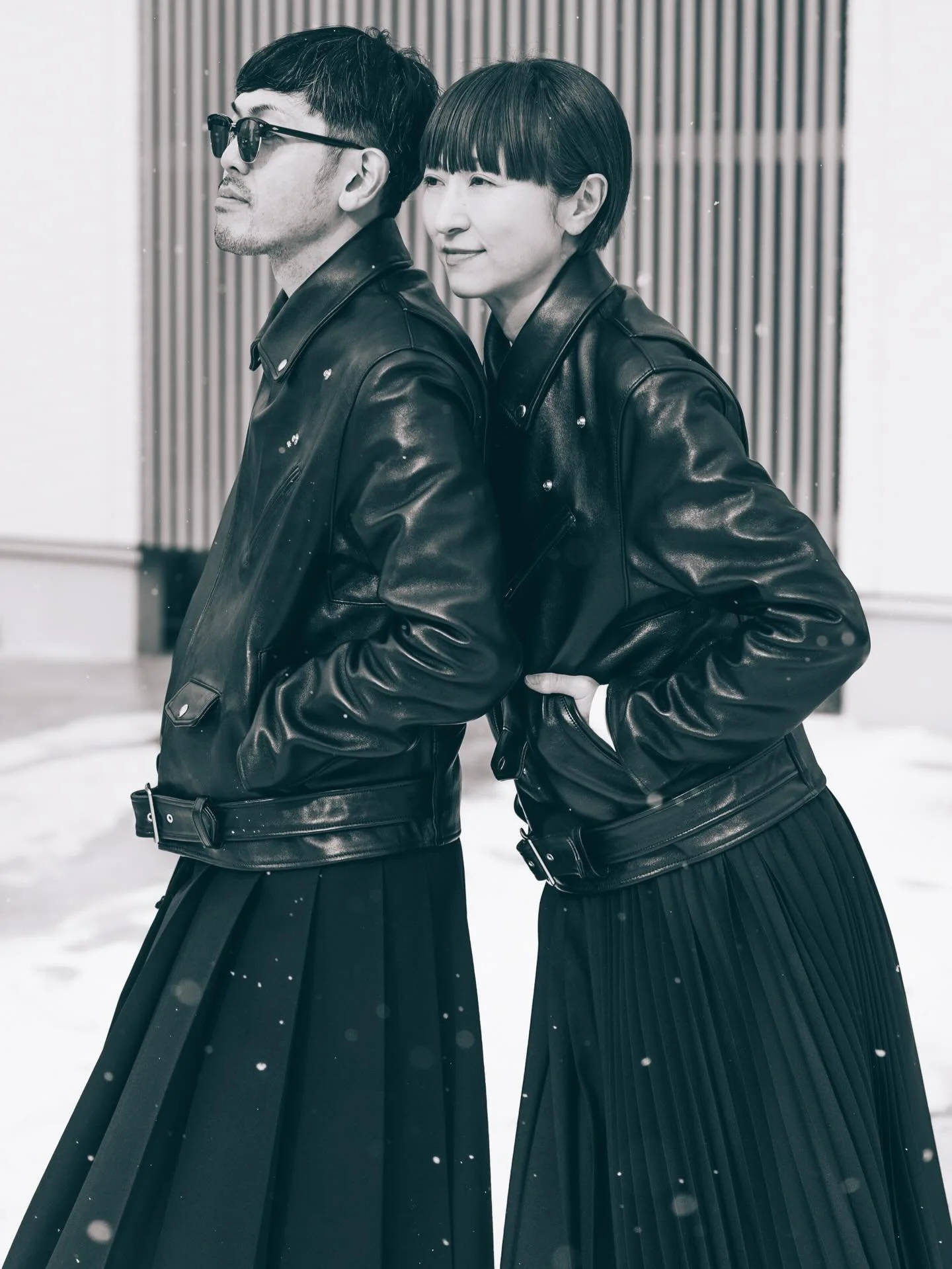 わたしたちは、家族写真や結婚写真を撮るとき、ほんとうはなにを撮っているんだろう。

「結婚」とか「家族」という言葉や意味に目を向けていると、わからなくなるときがある。
カメラで追っていると、その言葉や意味から逸れたものに、惹かれる瞬間がおとずれる。

そのとき、わたしたちはもっと言葉がうまれる前からあるものに、目を向けているんじゃないだろうか。

そこにあるのは、「いのち」とか「あたたかいもの」とか、母親が赤ちゃんに指し示すようなものだったりするんじゃないだろうか。

#イトウタカムネ写真事務所