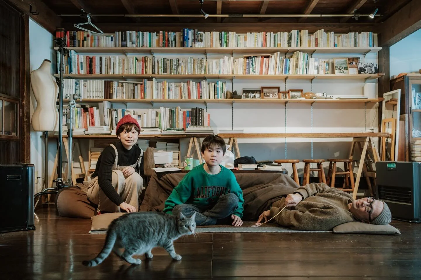 イトウ家、2026年お正月の家族写真。

今年はネコがなかなか一緒に写ってくれず。
ネコが近くに来るまで、のんびりコタツで待つことに。

午前も、午後も、これのために過ごして、そのうちおなかが空いたり、日が暮れたり。

決定的な写真は撮れず、
「そんな日だったね」という思い出が、わたしたちのなかに残りました。

#いつまでも片付かないうちの写真アルバム
#イトウタカムネ写真事務所 
#日常撮影
#日常写真
#家族写真