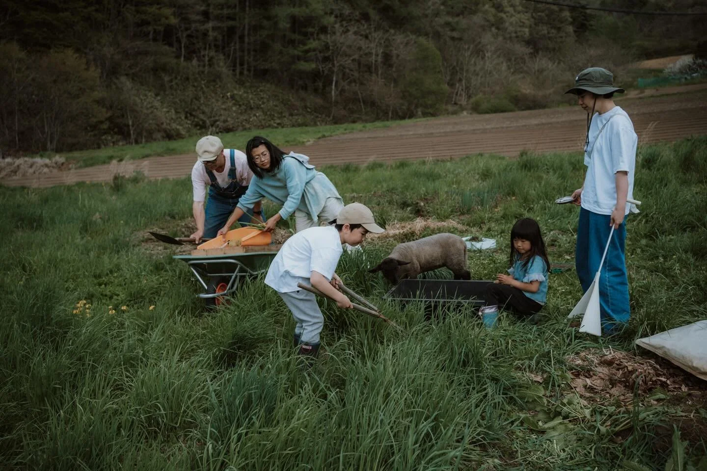 イトウ家で畑講座に行った日。

おしえてくれているのは、佐々木瞬さん。
@tarzan.shun 
岩手の盛岡や滝沢、金ヶ崎、岩泉、隣県では宮城、山形で、自給的な畑のやり方をおしえている方です。
この日は、盛岡・玉山の佐々木さんの家の畑にて。

イトウは、家族写真や結婚写真をずっと撮っています。
撮影対象になる相手の生活や人生に、できるだけ深く関わりたいと思うほど、ふと自分自身の生活を置き去りにしていないか、バランスを失ってはいないか、とおもうときがあります。

だから今日は、個人的なことを。
