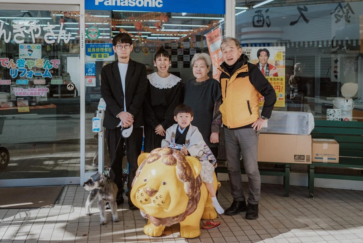 七五三。
お参りにいくまえに、家業の電気屋さん前のライオンに乗る。

生活から切り離された瞬間、写真は嘘っぽくなる。
撮影のまえにある時間も、
終わったあとに続く時間も、
写真がうまれる場所。

#家族写真
#七五三
#イトウタカムネ写真事務所