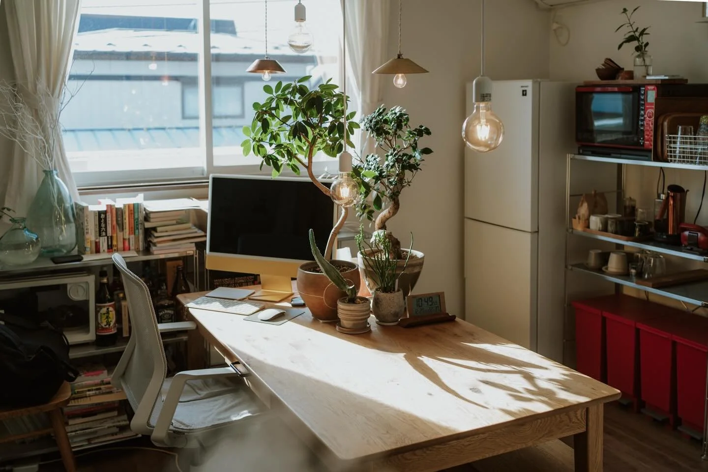 自宅での写真。

この日の写真は、ご夫婦のお祝いの意味がありました。

なにかの記念やお祝いのほかに、引っ越しや、建物を壊すとき、その場所とはなれるときにも、撮影を相談されます。

そのような場に立ち会っていると、生活する場所での記録は、そこに暮らす人たちにとって、他のなにものにも替えることのできない価値があることを、痛いほどに感じます。
その価値を実感するのが、それを失う瞬間だけであっていいはずがない。

わたしたちは、実感したいのだとおもいます。
目の前にあるようでいて、見えていない何かを実