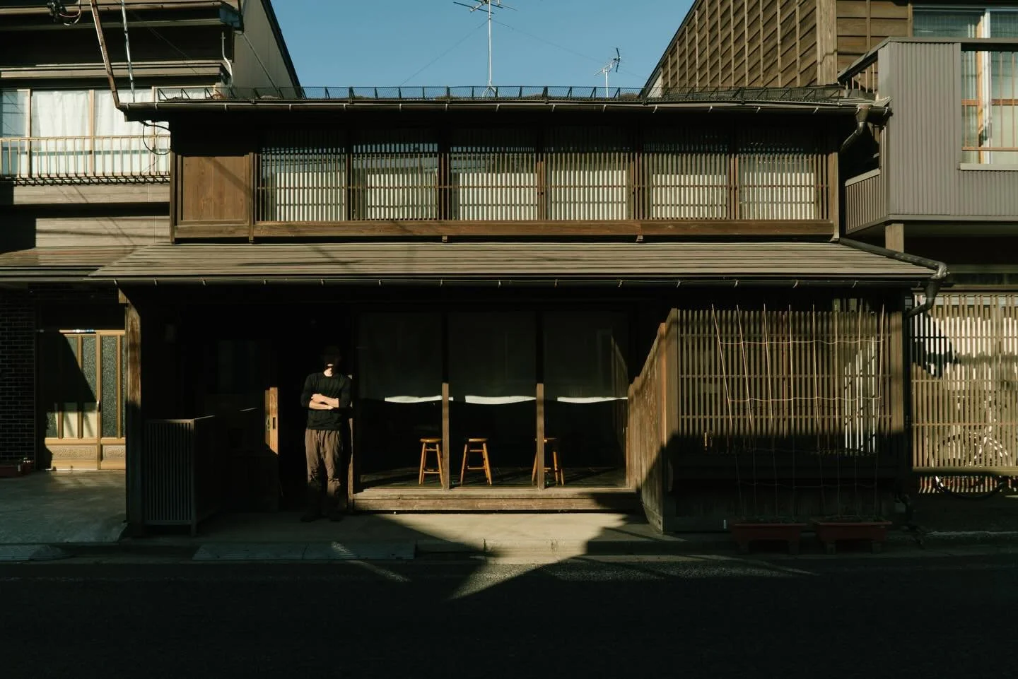 ４月後半、現事務所で展示をします。

イトウの現事務所は、５月には引っ越しします。
つぎの引っ越し先は決まり、同じ盛岡市内なのですが、今のように自宅兼用の事務所は、しばらく持たないことにしました。

今の事務所には思い入れがとてもあって、引っ越しをする前にいろいろな人が気軽にきてもらえるようなことがしたいなあと考えて、展示をすることにしました。

事務所をそのまま開きます。
自分の家族写真アルバムと、本棚と、数枚のこれまで撮らせていただいた方たちの写真を置きます。

期間中はずっとその場にいて、