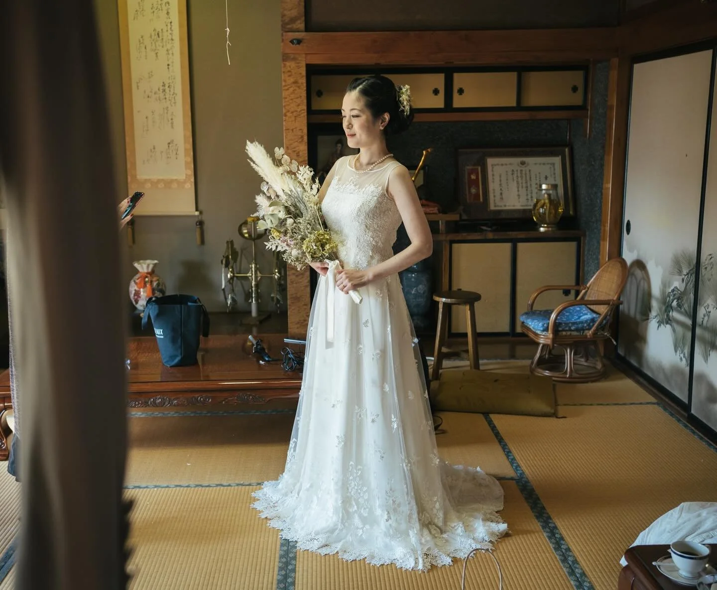 生活と写真

写真を仕事にしてから、とくに人の人生の節目を撮影するようになってから、ずっと考えていることがあります。

よい写真って、どういうものなんだろう？
わたしたちが、それをよいと感じるとき、わたしたちの中のなにが、満たされているんだろう？
写真を通して、わたしたちの内にうまれるものは、いったいなんだろう？

写真を通してあらわれる、人間の内にあるなにかを、はっきりと知りたい。

#生活写真
#イトウタカムネ写真事務所
#結婚写真